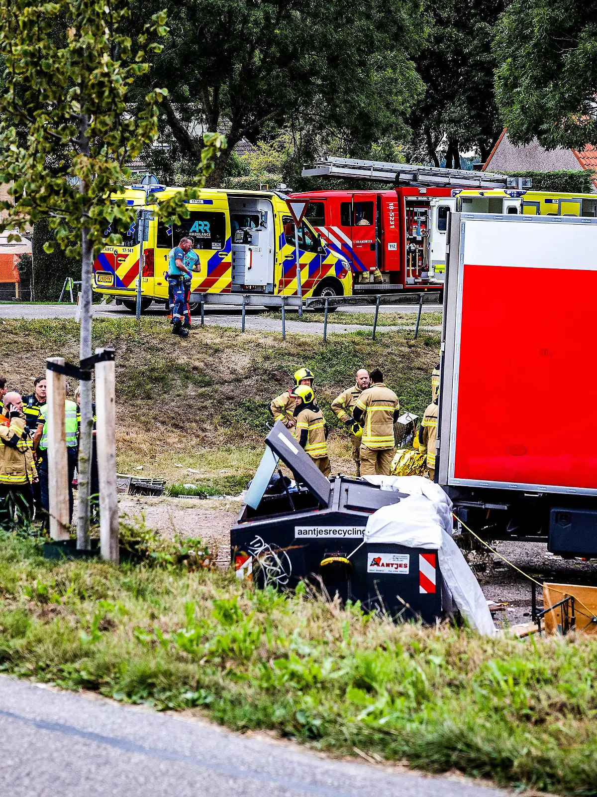 2022-08-27 18:41:16 NEW BEIJERLAND - Rettungsdienste am Unfallort. Ein Lastwagen ist im südholländischen Nieuw-Beijerland vom Deich abgekommen und hat laut Polizei mehrere Menschen verletzt. AP