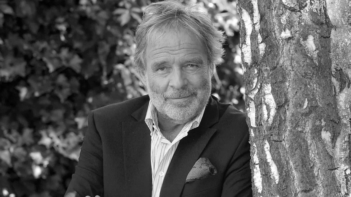 ARCHIV - 09.06.2008, Nordrhein-Westfalen, Düsseldorf: Der Schauspieler Thomas Fritsch nach der ZDF-Sendung "Volle Kanne Service täglich". Der Schauspieler Thomas Fritsch ist tot. Er wurde 77 Jahre alt, am 21.04.2021 sei er «friedlich entschlafen», erfuhr die Deutsche Presse-Agentur aus dem näheren Umfeld. Foto: Horst Ossinger/dpa +++ dpa-Bildfunk +++