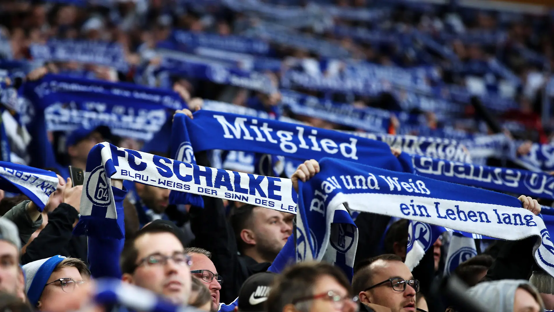 Fans des FC Schalke 04 beim BL-Spiel Saison 2019/20 FC Schalke 04 - Club Freiburg. Copyright: Thomas Pakusch *** Fans of FC Schalke 04 at the BL game Season 2019 20 FC Schalke 04 Sport Club Freiburg Copyright Thomas Pakusch