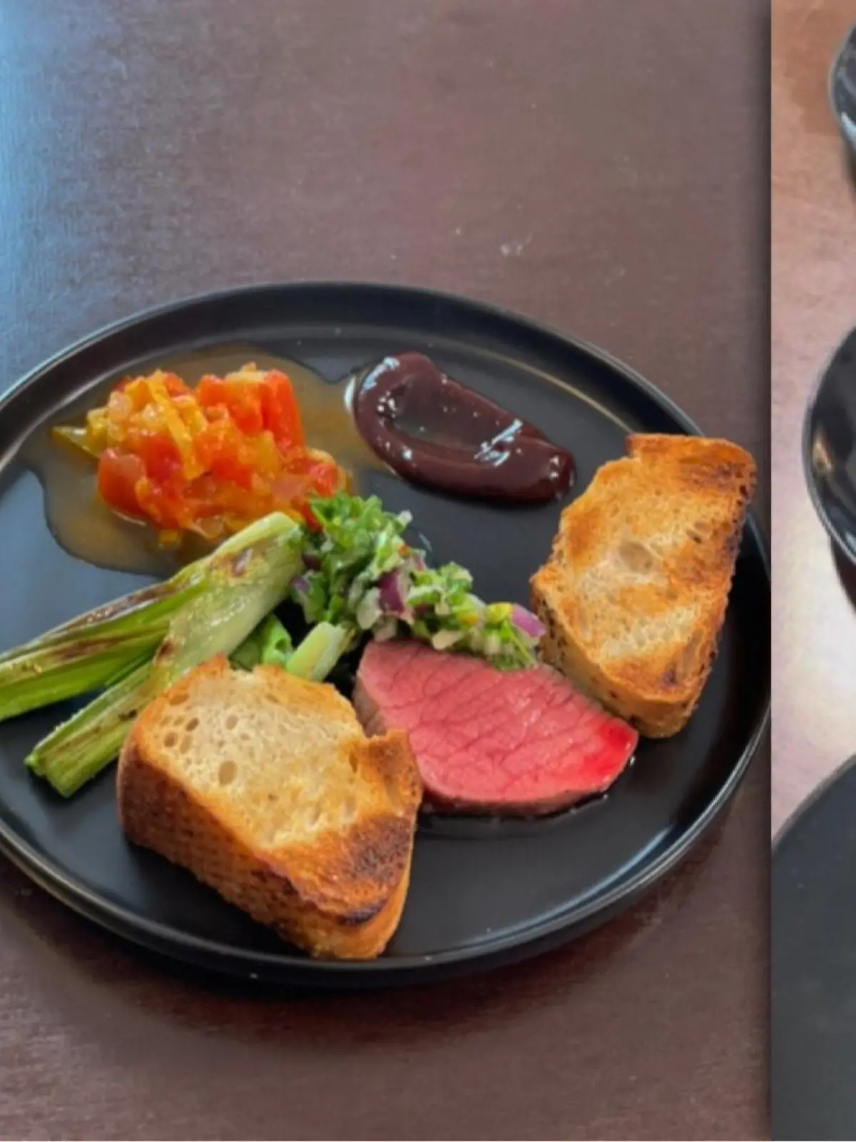Grillsoßen auf dem Grillteller: BBQ, Chimichurri und Mango-Melonen Chutney