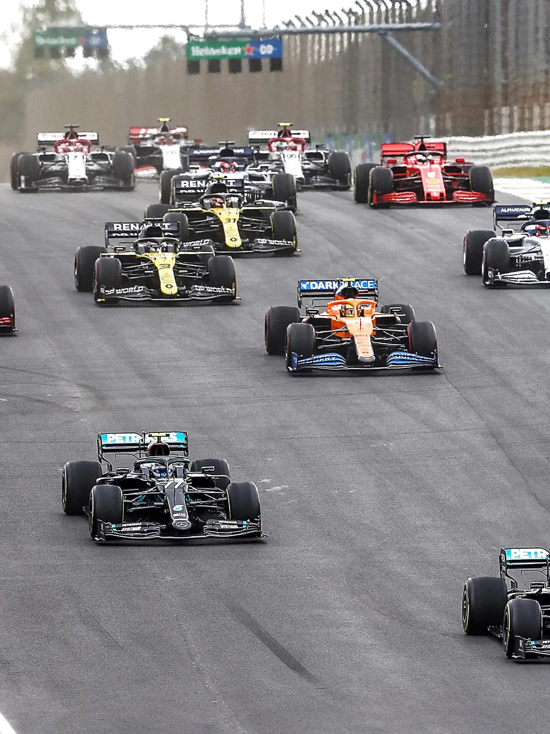  FORMULA 1 HEINEKEN PORTUGUESE GRAND PRIX 2020 / 25.10.2020, Autodromo Internacional do Algarve, Portimao, FORMULA 1 HEINEKEN PORTUGUESE GRAND PRIX 2020,im Bild Rennstart: Lewis Hamilton GB 44, Mercedes-AMG Petronas F1 Team, Valtteri Bottas FIN 77, Mercedes-AMG Petronas F1 Team, Max Verstappen NEL 33, Aston Martin Red Bull Racing, Charles Leclerc MCO 16, Scuderia Ferrari, Sergio Perez MEX 11, BWT Racing Point F1 Team, Carlos Sainz Jr. SPA 55, McLaren F1 Team, Lando Norris GBR 4, McLaren F1 Team, Alexander Albon GBR 23, Aston Martin Red Bull Racing, Sebastian Vettel GER 5, Scuderia Ferrari, Daniel Ricciardo AUS 3, Renault DP World F1 Team, Esteban Ocon FRA 31, Renault DP World F1 Team, Kimi Raikkonen FIN 7, Alfa Romeo Racing ORLEN, Antonio Giovinazzi ITA 99, Alfa Romeo Racing ORLEN, Pierre Gasly FRA 10, Scuderia AlphaTauri Honda, Daniil Kvyat RUS 26, Scuderia AlphaTauri Honda, Nicholas Latifi CAN 6, Rokit Williams Racing, George Russel GBR 63, Rokit Williams Racing, Lance Stroll CAN 18, BWT Racing Point F1 Team, Romain Grosjean FRA 8, Haas F1 Team, Kevin Magnussen DNK 20, Haas F1 Team *** FORMULA 1 HEINEKEN PORTUGUESE GRAND PRIX 2020 25 10 2020, Autodromo Internacional do Algarve, Portimao, FORMULA 1 HEINEKEN PORTUGUESE GRAND PRIX 2020, in the picture racing start Lewis Hamilton GB 44 , Mercedes AMG Petronas F1 Team, Valtteri Bottas FIN 77 , Mercedes AMG Petronas F1 Team, Max Verstappen NEL 33 , Aston Martin Red Bull Racing, Charles Leclerc MCO 16 , Scuderia Ferrari, Sergio Perez MEX 11 , BWT Racing Point F1 Team, Carlos Sainz Jr SPA 55 , McLaren F1 Team, Lando Norris GBR 4 , McLaren F1 Team, Alexander Albon GBR 23 , Aston Martin Red Bull Racing, Sebastian Vettel GER 5 , Scuderia Ferrari, Daniel Ricciardo AUS 3 , Renault DP World F1 Team, Esteban Ocon FRA 31 , Renault DP World F1 Team, Kimi Raikkonen FIN 7 , Alfa Romeo Racing ORLEN, Antonio Giovinazzi ITA 99 , Alfa Romeo Racing ORLEN, Pierre Gasly FRA 10 , Scuderia AlphaTauri H