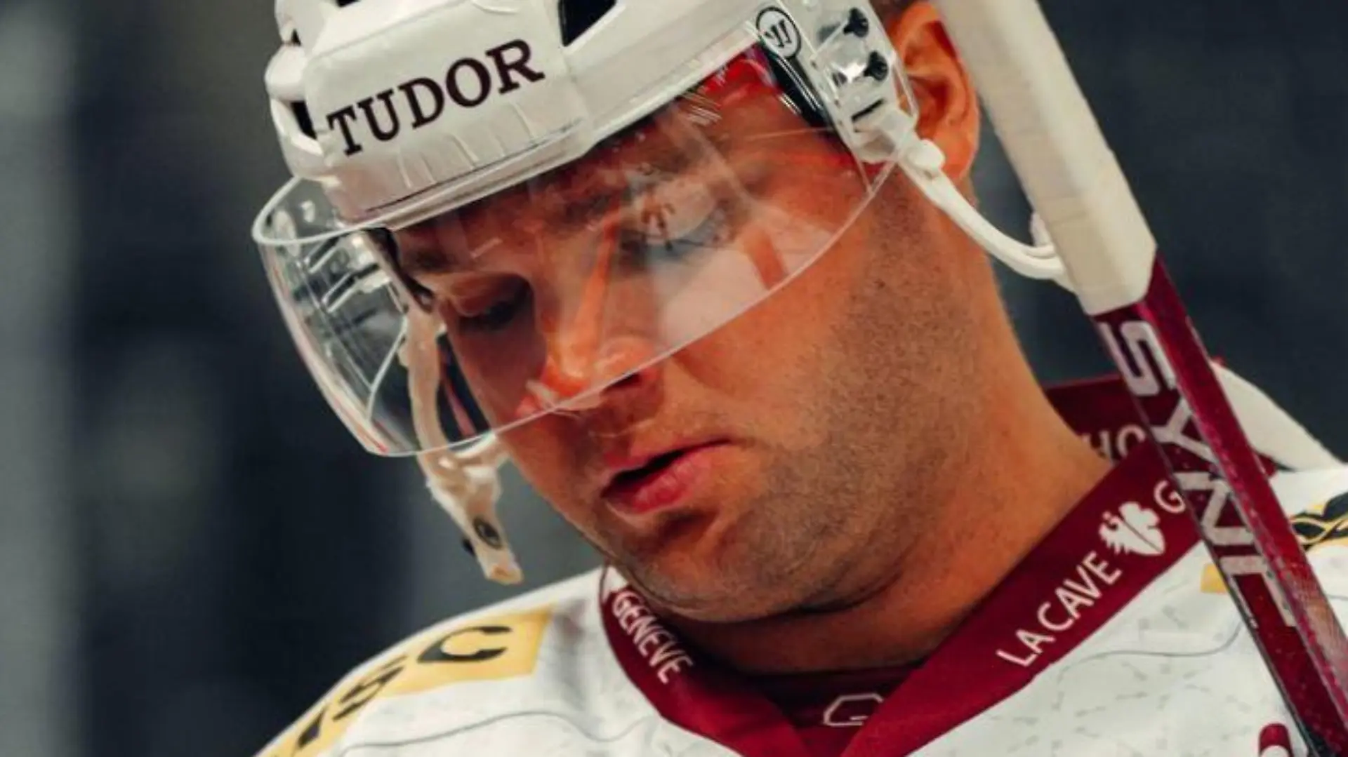 Eishockey-Spieler Teemu Hartikainen von Kufa an Kopf getroffen