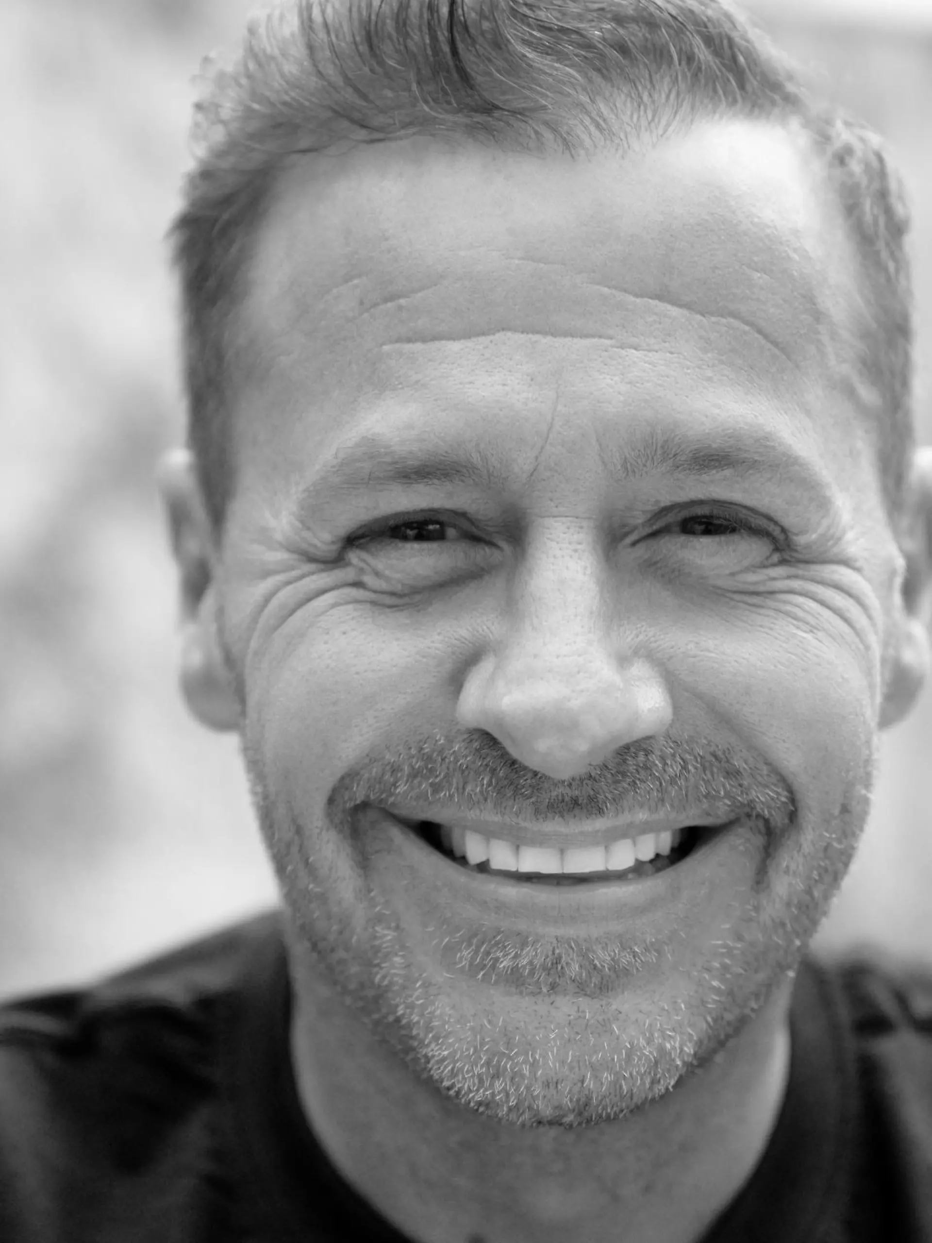 ARCHIV - 16.04.2021, Nordrhein-Westfalen, Frechen: Schauspieler und Reality-Star Willi Herren schaut bei der Eröffnung von "Willi Herren·s Rievkooche Bud" in die Kamera. Der im Alter von 45 Jahren gestorbene «Lindenstraßen»-Schauspieler soll nach Möglichkeit um 11.11 Uhr beerdigt werden. Foto: Henning Kaiser/dpa +++ dpa-Bildfunk +++