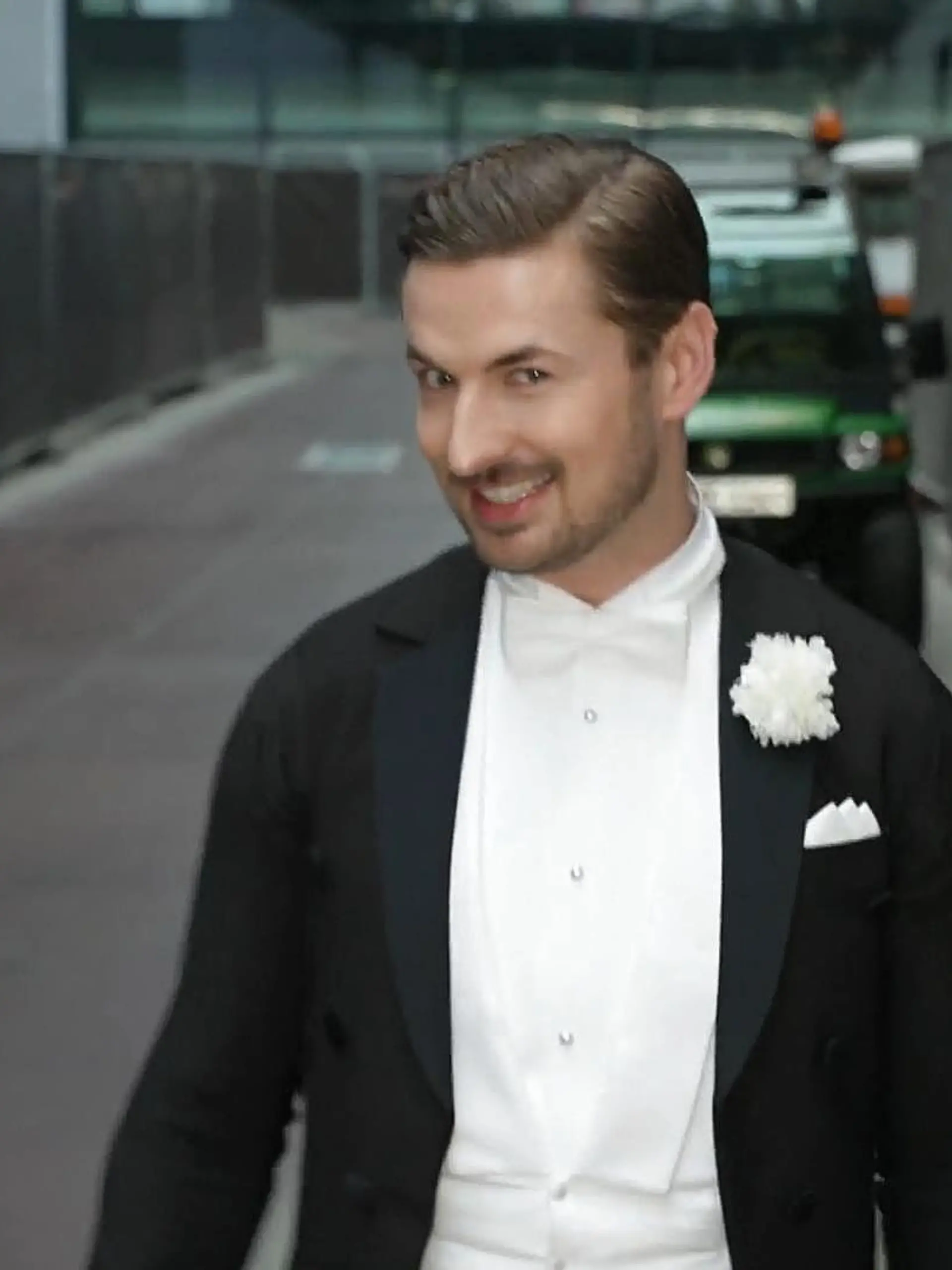 Nicolas Puschmann hat sein Outfit für den Quickstep bei "Let's Dance" richtig gut gefallen.