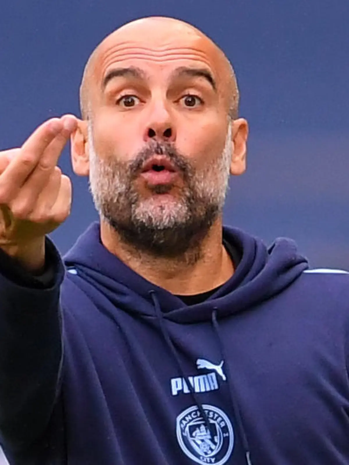 ARCHIV - 15.07.2020, Großbritannien, Manchester: Fußball: Premier League, England, 36. Spieltag, Manchester City - AFC Bournemouth im Etihad Stadion. Manchesters Trainer Pep Guardiola gestikuliert an der Seitenlinie. (zu dpa «Guardiola rätselt über Zidanes Taktik - Juve gegen Lyon unter Druck» am 07.08.2020) Foto: Laurence Griffiths/Nmc Pool W/PA Wire/dpa +++ dpa-Bildfunk +++