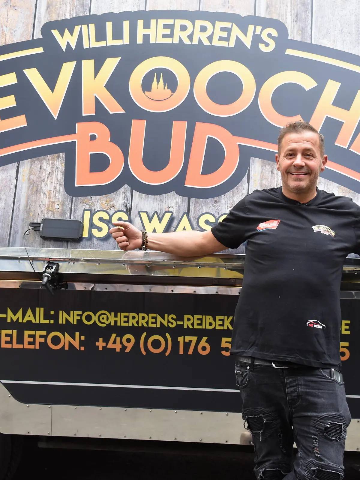  Entertainment Bilder des Tages Schauspieler und Reality-Star Willi Herren bei der Eröffnung seiner Willi Herrens Rievkooche Bud Willi Herren s Reibekuchen Bude, Ein Foodtruck auf dem Segros Gelände *** Actor and reality star Willi Herren at the opening of his Willi Herrens Rievkooche Bud Willi Herren s Reibekuchen Bude, A Foodtruck on the Segros Grounds