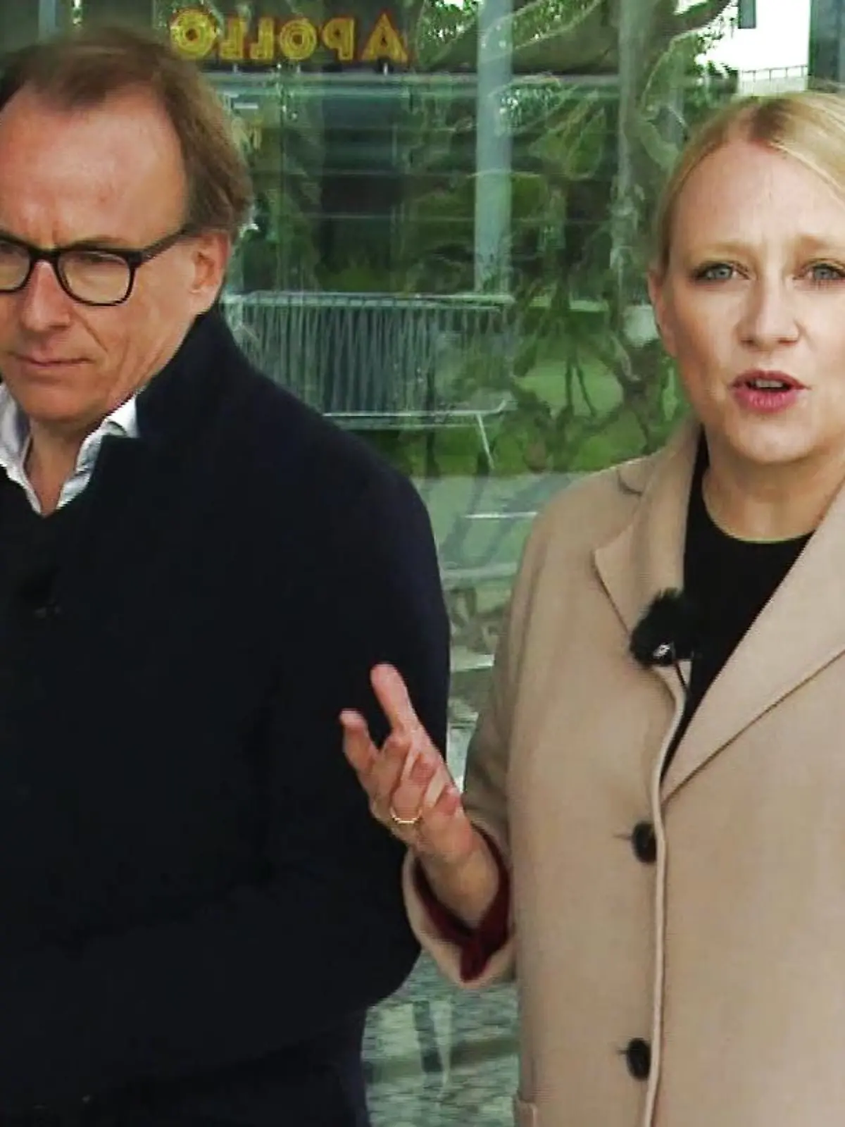 Nadine und Martin to Roxel diskutieren über die Grundrechte von Geimpften.