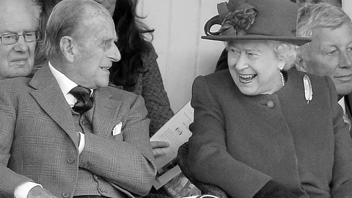  Licensed to Parsons Media. 05/09/2015. Braemar, Aberdeenshire, United Kingdom. Queen Elizabeth II laughing as she watches the Braemar Games with the Duke of Edinburgh and the Prince of Wales. PUBLICATIONxNOTxINxCHNxJPNxPOLxRUS Copyright: xAndrewxParsonsx/xParsonsxMediax PAR-2819-0045