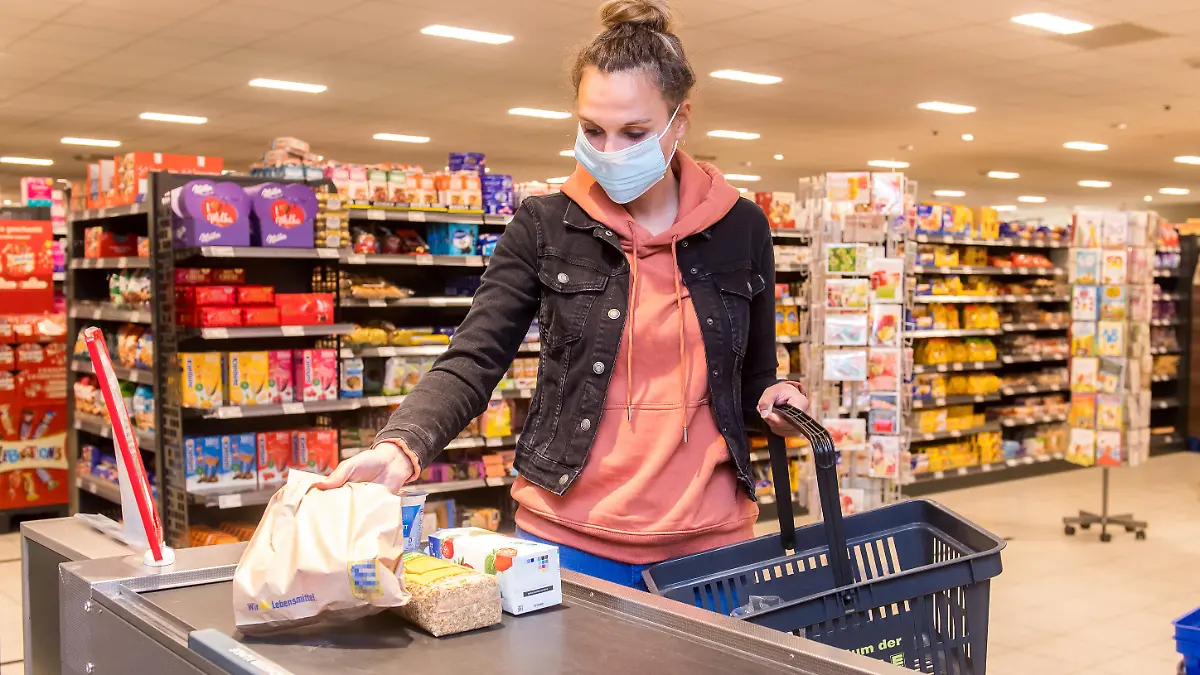 Frau an Supermarktkasse