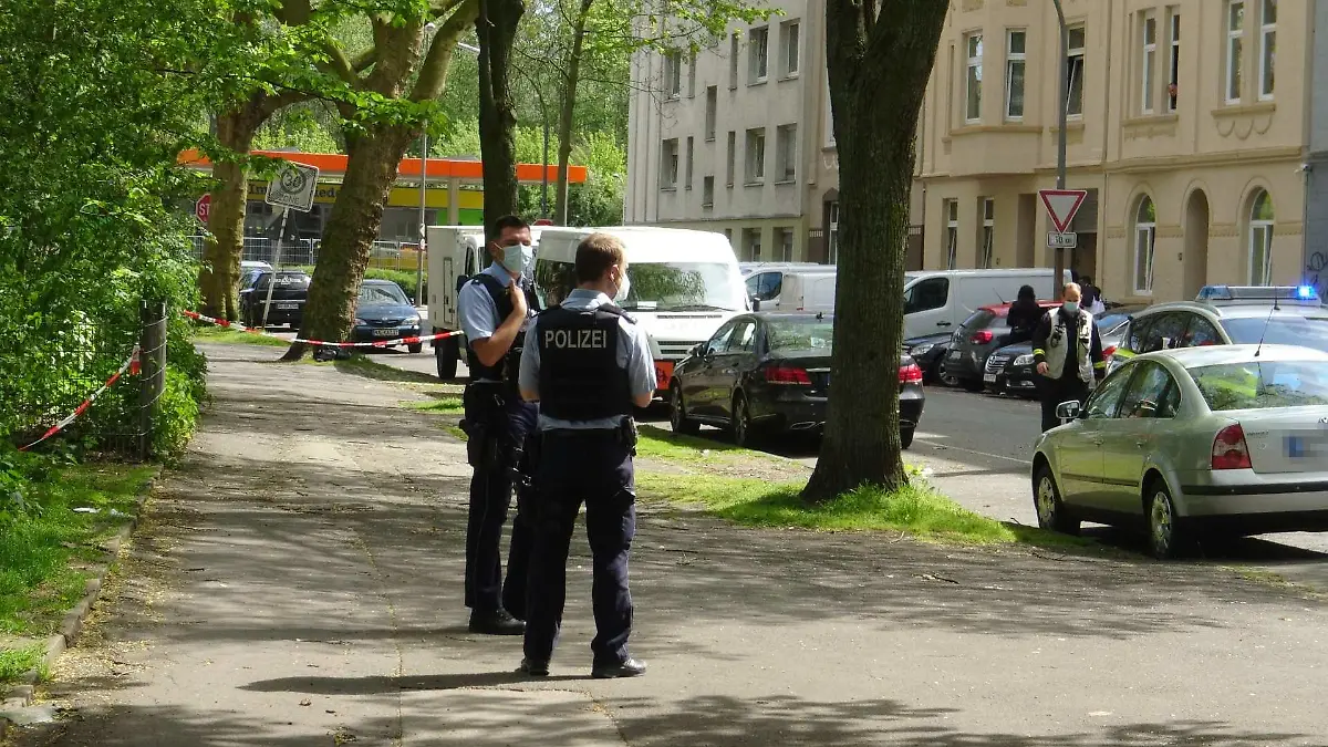 Der Tatverdächtige wurde verletzt in ein Krankenhaus gebracht.