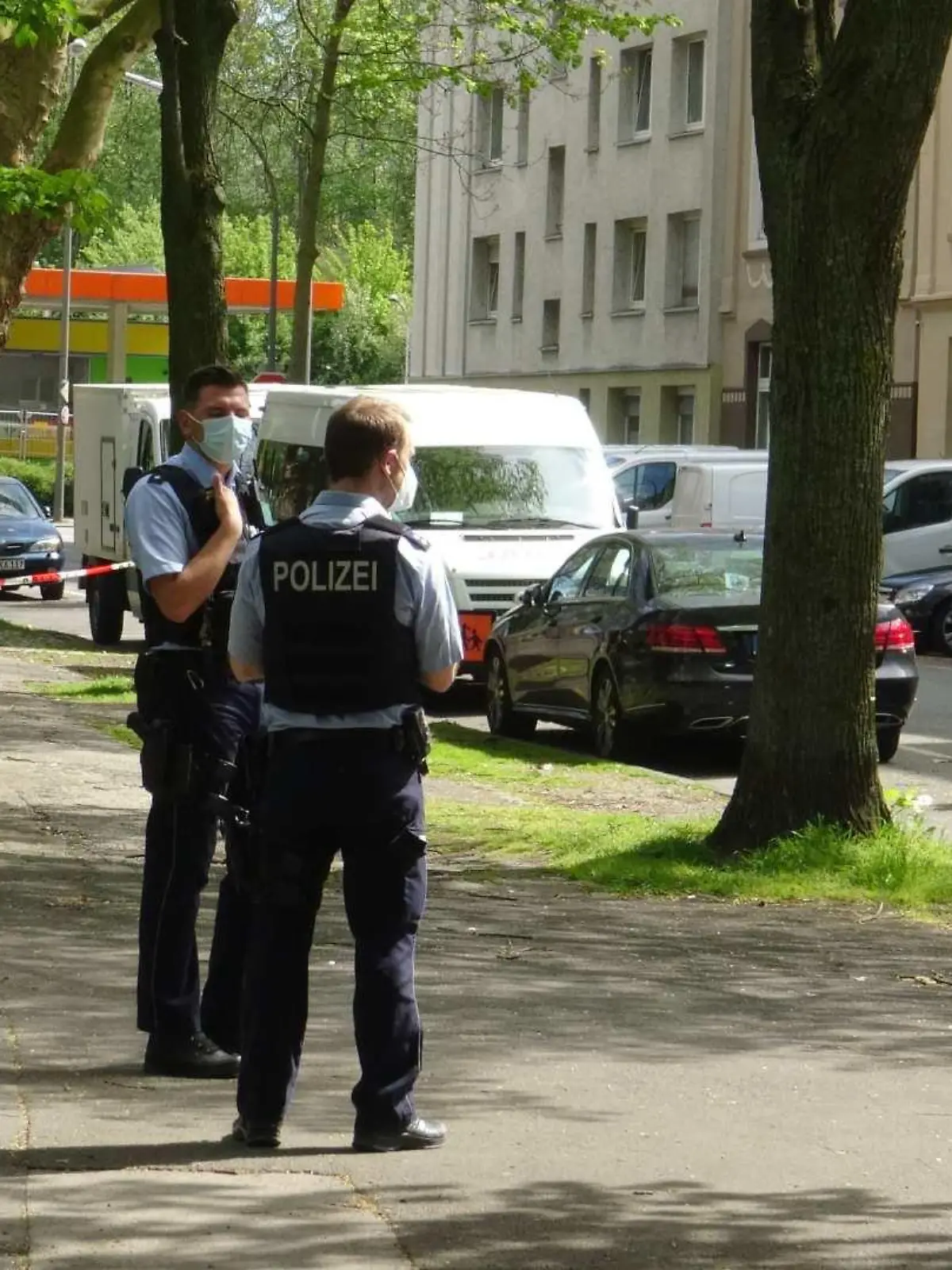 Der Tatverdächtige wurde verletzt in ein Krankenhaus gebracht.