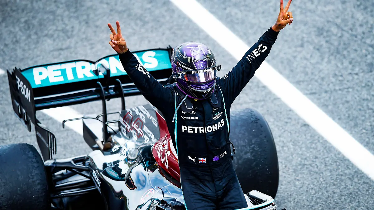 HAMILTON Lewis gbr, Mercedes AMG F1 GP W12 E Performance celebrates his win during the Formula 1 Aramco Gran Premio De Espana 2021 from May 07 to 10, 2021 on the Circuit de Barcelona-Catalunya, in Montmelo, near Barcelona, Spain FORMULE 1 : Grand prix d Espagne - Barcelone - 09/05/2021 DPPI/Panoramic PUBLICATIONxNOTxINxFRAxITAxBEL 