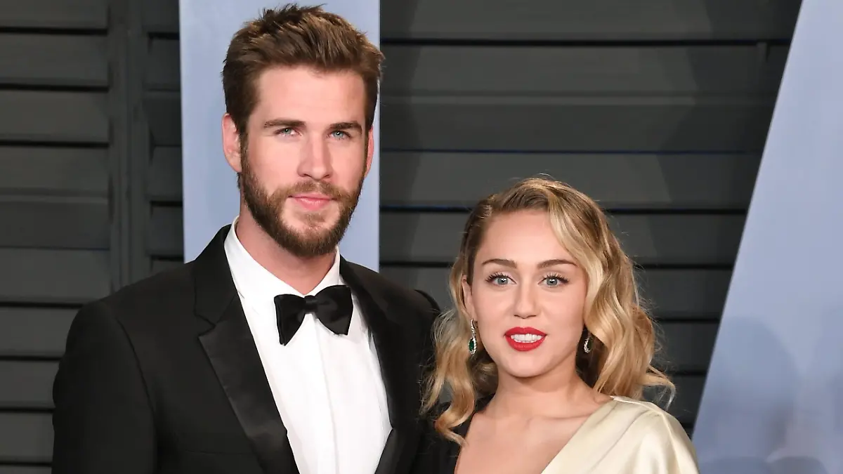 ARCHIV - 04.03.2018, USA, Los Angeles: Miley Cyrus und Liam Hemsworth kommen in Beverly Hills zur Vanity Fair Oscar Party. Das Gericht in Los Angeles hat die Scheidung der beiden bewilligt, wie die Promiportale «TMZ.com» und «UsWeekly» unter Berufung auf Scheidungspapiere berichteten. Foto: -/PA/dpa +++ dpa-Bildfunk +++