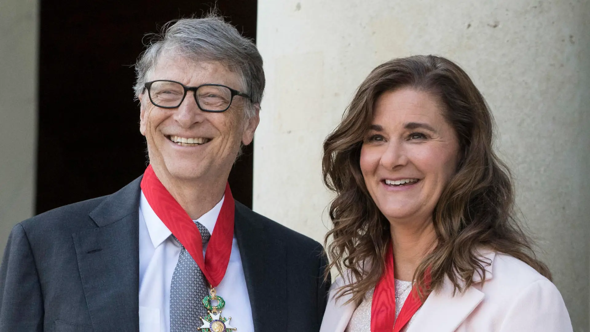 ARCHIV - 21.04.2017, Frankreich, Paris: Bill und Melinda Gates stehen im Elysee-Palast, nachdem sie mit dem französischen Verdienstorden der Ehrenlegion ausgezeichnet wurden. (zu dpa «Bill und Melinda Gates lassen sich scheiden») Foto: Kamil Zihnioglu/AP POOL/dpa +++ dpa-Bildfunk +++