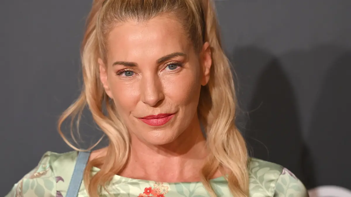Giulia SIEGEL, Einzelbild,angeschnittenes Einzelmotiv,Portraet,Portrait,Porträt, AUDI GENERATION AWARD 2021, Red Carpet am 06.10.2021 in Muenchen / A L L I A N Z A R E N A.