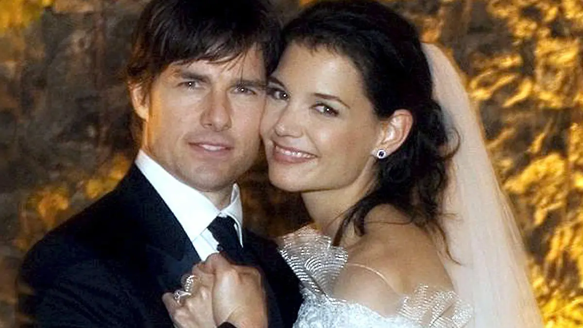 ARCHIV - Das Handout-Foto zeigt den US-Schauspieler Tom Cruise und seine Braut Katie Holmes auf einem offiziellen Hochzeitsfoto bei der Hochzeit auf Schloss Bracciano bei Rom (Archivfoto vom 19.11.2006). Ein amerikanischer Foto-Händler, der den Schauspieler Tom Cruise angeblich erpressen wollte, ist von der Bundespolizei FBI in Kalifornien festgenommen worden. Wie der Internetdienst «E!Online» unter Berufung auf den Anwalt des Schauspielers berichtet, soll der Mann einem Mitarbeiter des Hollywoodstars Fotos von der Hochzeit von Cruise und Katie Holmes zum Verkauf angeboten und dafür über eine Million Dollar verlangt haben. Foto: EPA/ARMANI  (Zu dpa 0053) +++(c) dpa - Bildfunk+++