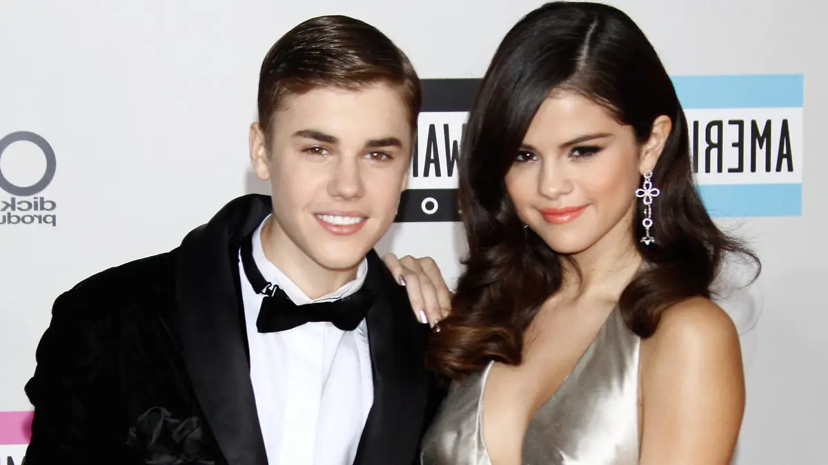 ARCHIV - Selena Gomez und Justin Bieber am 20.11.2011 bei der Verleihung der American Music Awards in Los Angeles. Popstar und Mädchenschwarm Justin Bieber leidet unter der Trennung von seiner Freundin Selena Gomez. Er sei derzeit «nicht in der glücklichsten Verfassung», räumte der Sänger im Interview mit der US-Musikzeitschrift «Billboard» ein. In seinem neuen Lied «Nothing Like Us» singt Bieber über das Ende der Beziehung. Foto: Paul Buck  +++(c) dpa - Bildfunk+++