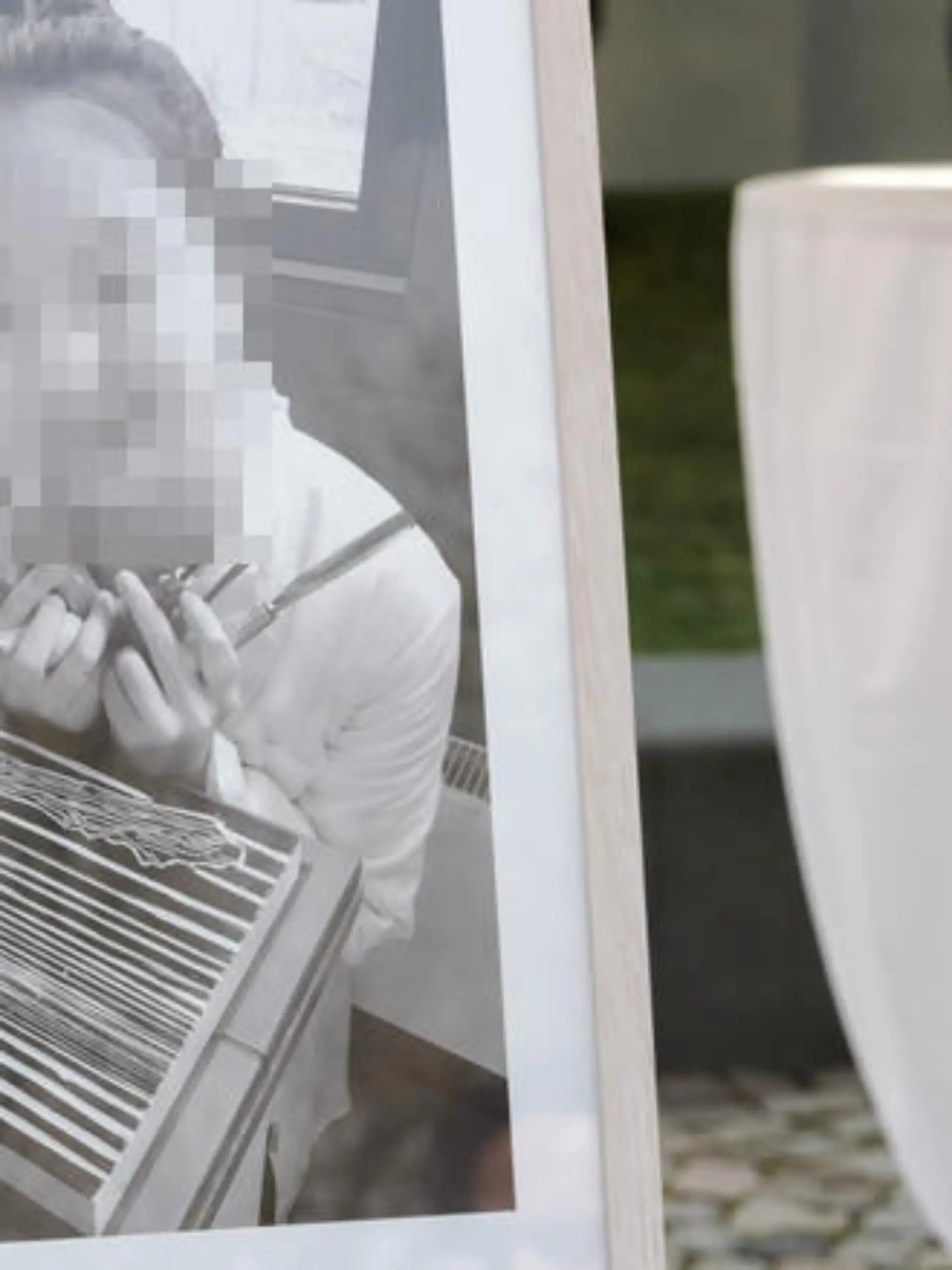 Blumen liegen während einer Gedenkfeier unter dem Bild von der vor einem Jahr ermordeten Studentin Yangjie Li, aufgenommen am 12.05.2017 in Dessau-Roßlau (Sachsen-Anhalt). Die Architekturstudentin war vor einem Jahr vergewaltigt und getötet worden. Wegen der Tat müssen sich derzeit am Landgericht Dessau zwei 21-Jährige verantworten. Foto: Peter Endig/dpa-Zentralbild/dpa +++(c) dpa - Bildfunk+++