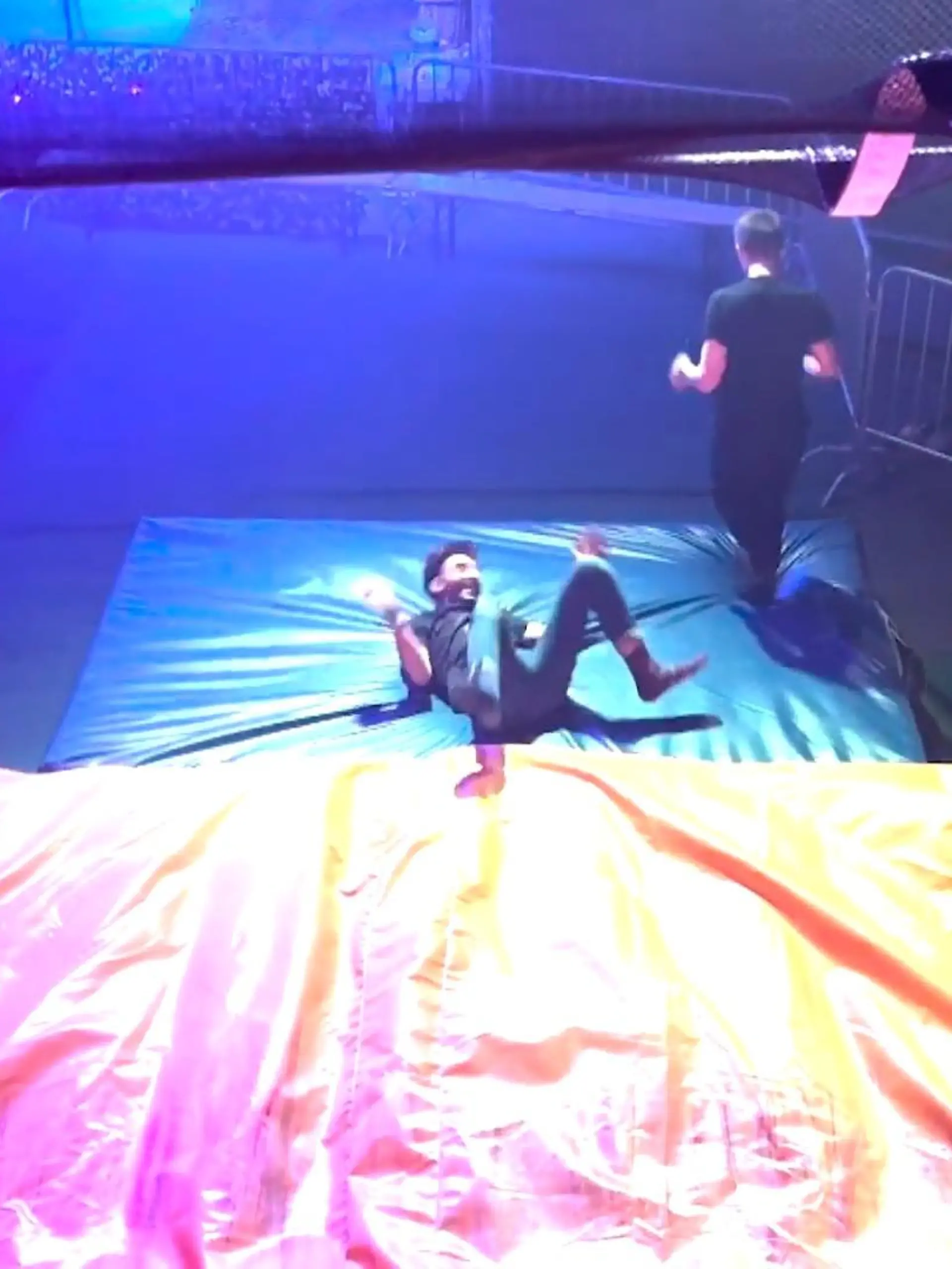 Bild zu: "Hüpfburg für Große"