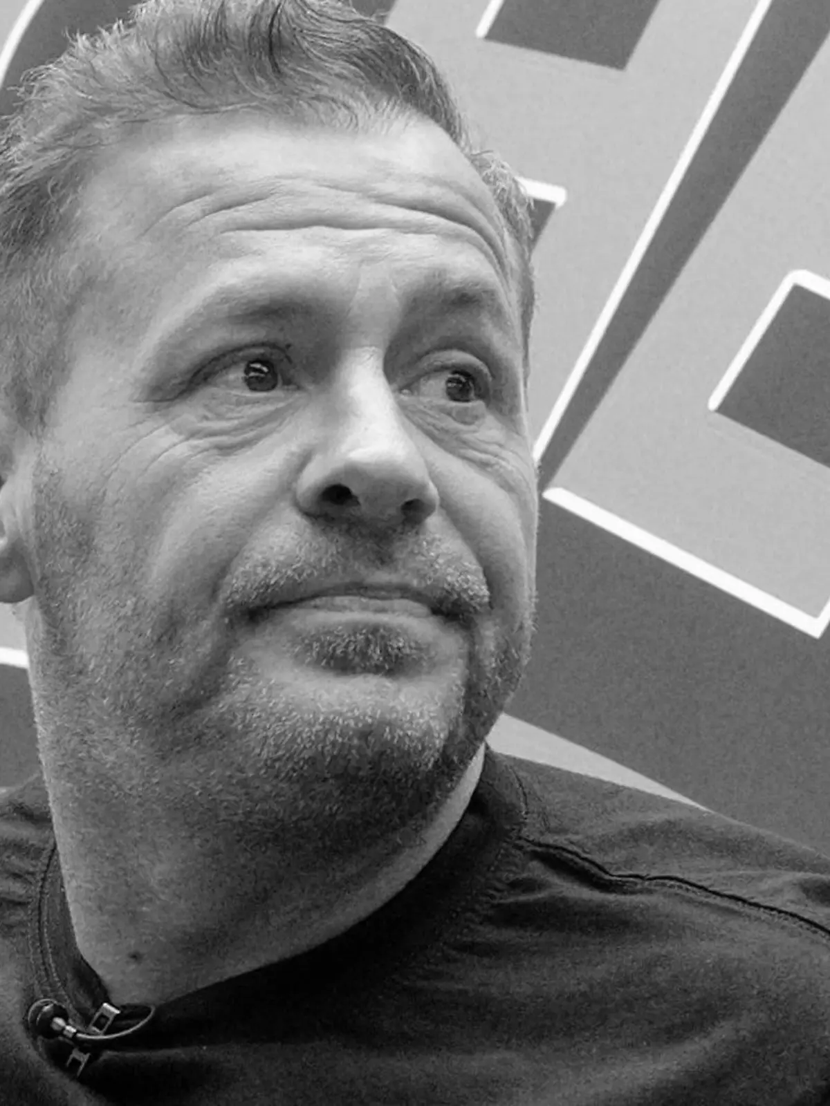 ARCHIV - 16.04.2021, Nordrhein-Westfalen, Frechen: Schauspieler und Reality-Star Willi Herren bei der Eröffnung von "Willi Herren's Rievkooche Bud". Ehemalige «Lindenstraße»-Kollegen von Willi Herren haben in einer Traueranzeige Abschied von dem toten Schauspieler genommen. (zu dpa «Lindenstraße»-Freunde von Willi Herren schalten Traueranzeige") Foto: Henning Kaiser/dpa +++ dpa-Bildfunk +++