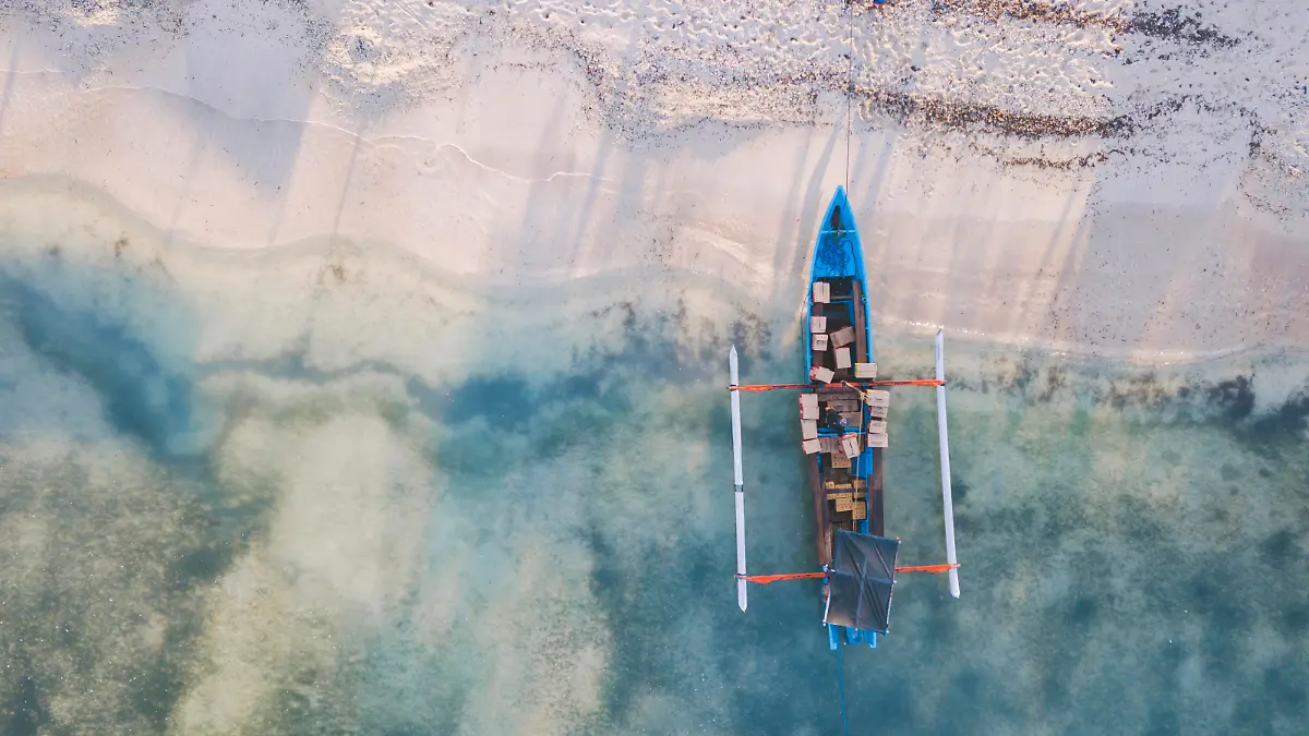 Drone shot of boxes in outrigger at Gili-Air Island, Bali, Indonesia PUBLICATIONxINxGERxSUIxAUTxHUNxONLY KNTF03446