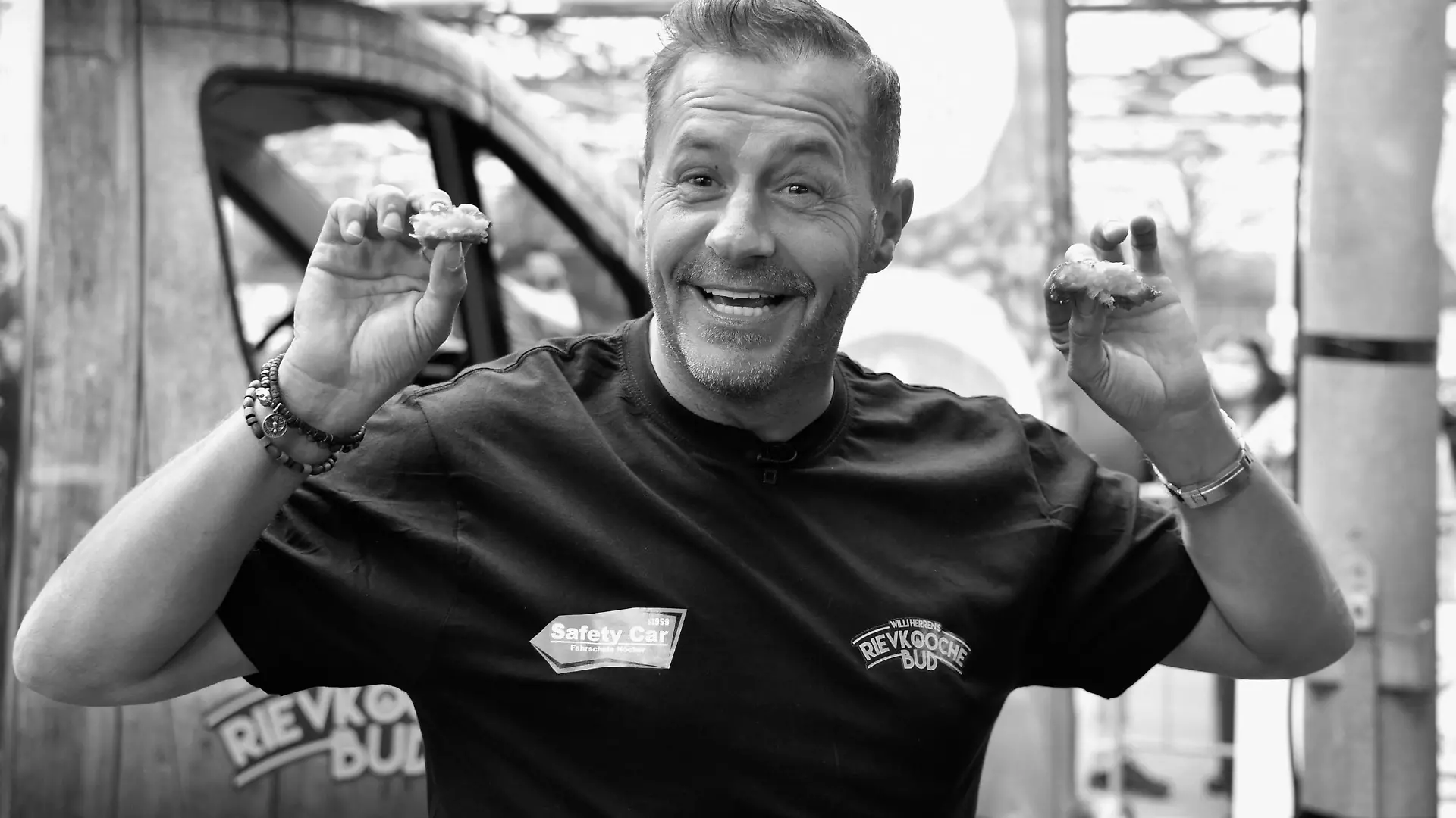Schauspieler und Reality-Star Willi Herren bei der Eröffnung seiner Willi Herrens Rievkooche Bud Willi Herren s Reibekuchen Bude, Ein Foodtruck auf dem Segros Gelände *** Actor and reality star Willi Herren at the opening of his Willi Herrens Rievkooche Bud Willi Herren s Reibekuchen Bude, A Foodtruck on the Segros Grounds 