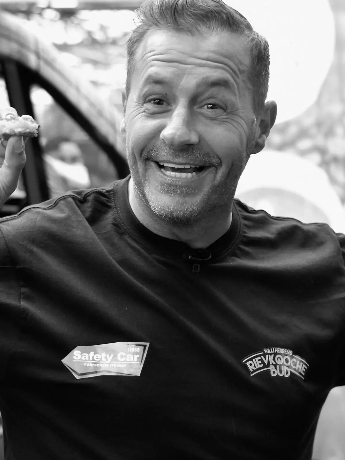 Schauspieler und Reality-Star Willi Herren bei der Eröffnung seiner Willi Herrens Rievkooche Bud Willi Herren s Reibekuchen Bude, Ein Foodtruck auf dem Segros Gelände *** Actor and reality star Willi Herren at the opening of his Willi Herrens Rievkooche Bud Willi Herren s Reibekuchen Bude, A Foodtruck on the Segros Grounds 