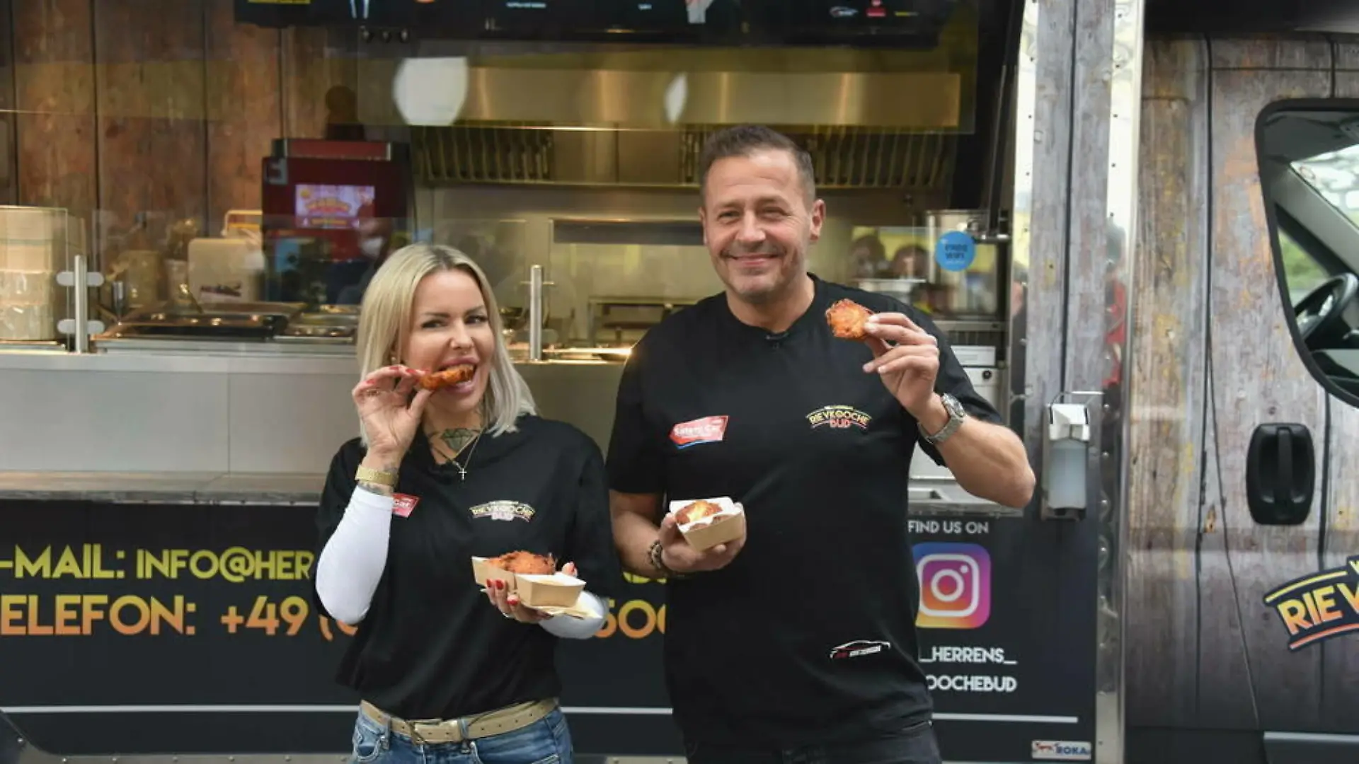 Desiree Hansen und Willi Herren vor dem gemeinsamen Foodtruck „Rievkoochebud“, der vor Kurzem abgebrannt ist.  