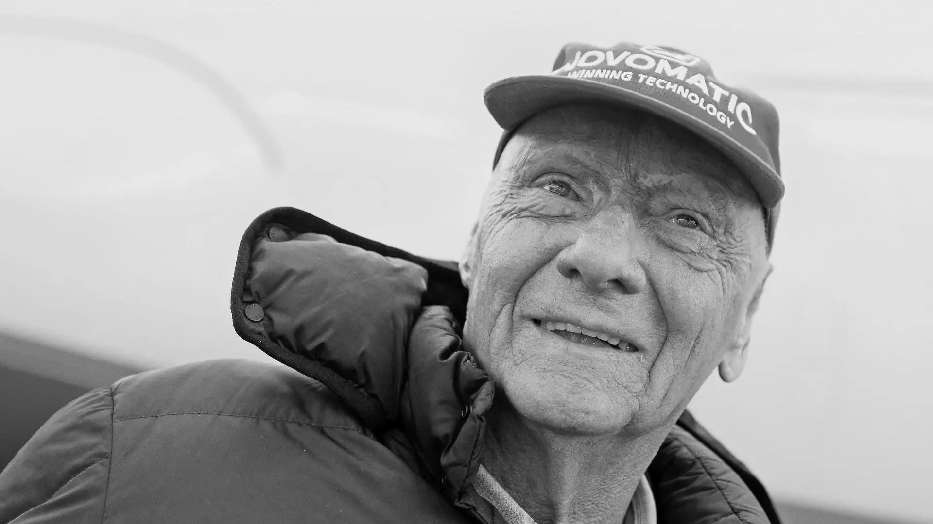 ARCHIV - 20.03.2018, Nordrhein-Westfalen, Düsseldorf: Der Luftfahrtunternehmer und Ex-Rennfahrer Niki Lauda steht vor einem Airbus seiner Fluggesellschaft Laudamotion. (zu dpa: "Lauda vom Automobil-Weltverband zur Persönlichkeit des Jahres ernannt.") Foto: Rolf Vennenbernd/dpa +++ dpa-Bildfunk +++