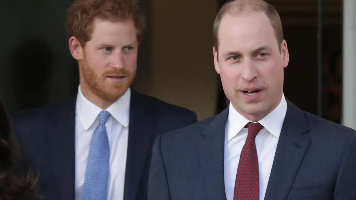 ARCHIV - Prinz Harry (l) und Prinz William von Großbritannien verlassen am 17.01.2017 das Institute of Contemporary Art in London (Großbritannien), wo sie eine neue Phase ihrer Kampagne «Heads Together» vorstellten. (zu dpa Prinz William und Prinz Harry wollen Mutter Diana Denkmal setzen vom 29.01.2017) Foto: Yui Mok/PA Wire/dpa +++(c) dpa - Bildfunk+++