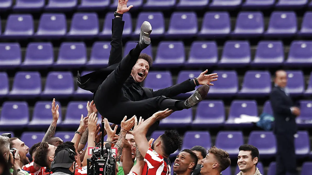 Sport Bilder des Tages Real Valladolid CF v Atletico de Madrid - La Liga Santander Diego Simeone head coach of Atletico Madrid is cheered by his players after winning the league championship after the La Liga Santander match between Real Valladolid CF and Atletico de Madrid at Estadio Municipal Jose Zorrilla on May 22, 2021 in Valladolid, Spain. Sporting stadiums around Spain remain under strict restrictions due to the Coronavirus Pandemic as Government social distancing laws prohibit fans inside venues resulting in games being played behind closed doors Valladolid Spain breton-realvall210522_npuSU PUBLICATIONxNOTxINxFRA Copyright: xJosexBretonx