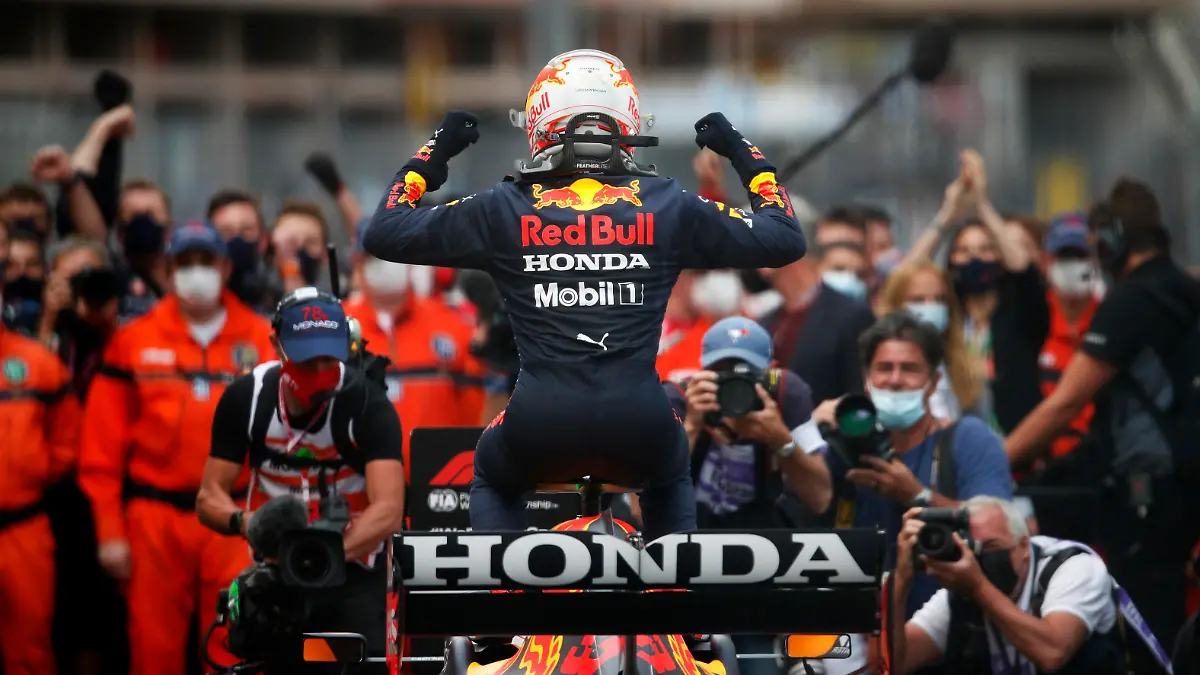 Sport Bilder des Tages Formula 1 2021: Monaco GP CIRCUIT DE MONACO, MONACO - MAY 23: Max Verstappen, Red Bull Racing, 1st position, arrives in Parc Ferme during the Monaco GP at Circuit de Monaco on Sunday May 23, 2021 in Monte Carlo, Monaco. Photo by Zak Mauger / LAT Images Images PUBLICATIONxINxGERxSUIxAUTxHUNxONLY GP2105_144453_54I1343