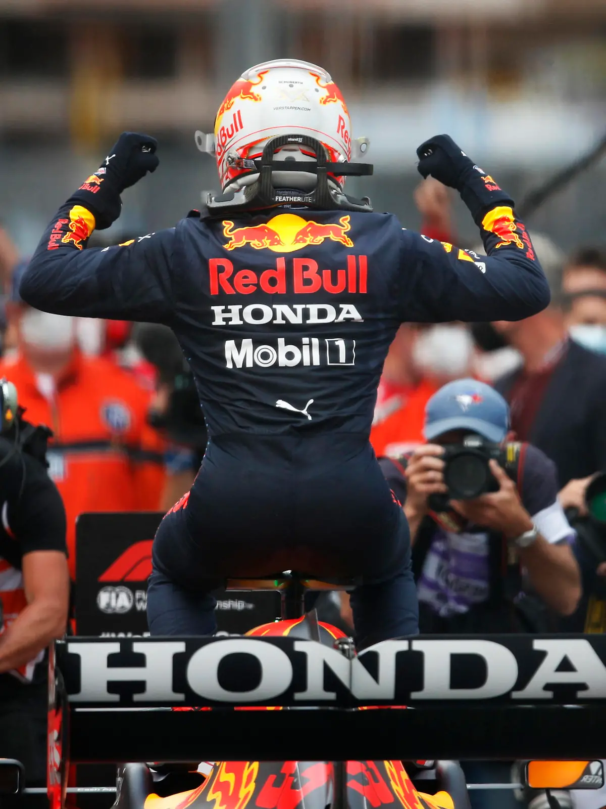 Sport Bilder des Tages Formula 1 2021: Monaco GP CIRCUIT DE MONACO, MONACO - MAY 23: Max Verstappen, Red Bull Racing, 1st position, arrives in Parc Ferme during the Monaco GP at Circuit de Monaco on Sunday May 23, 2021 in Monte Carlo, Monaco. Photo by Zak Mauger / LAT Images Images PUBLICATIONxINxGERxSUIxAUTxHUNxONLY GP2105_144453_54I1343