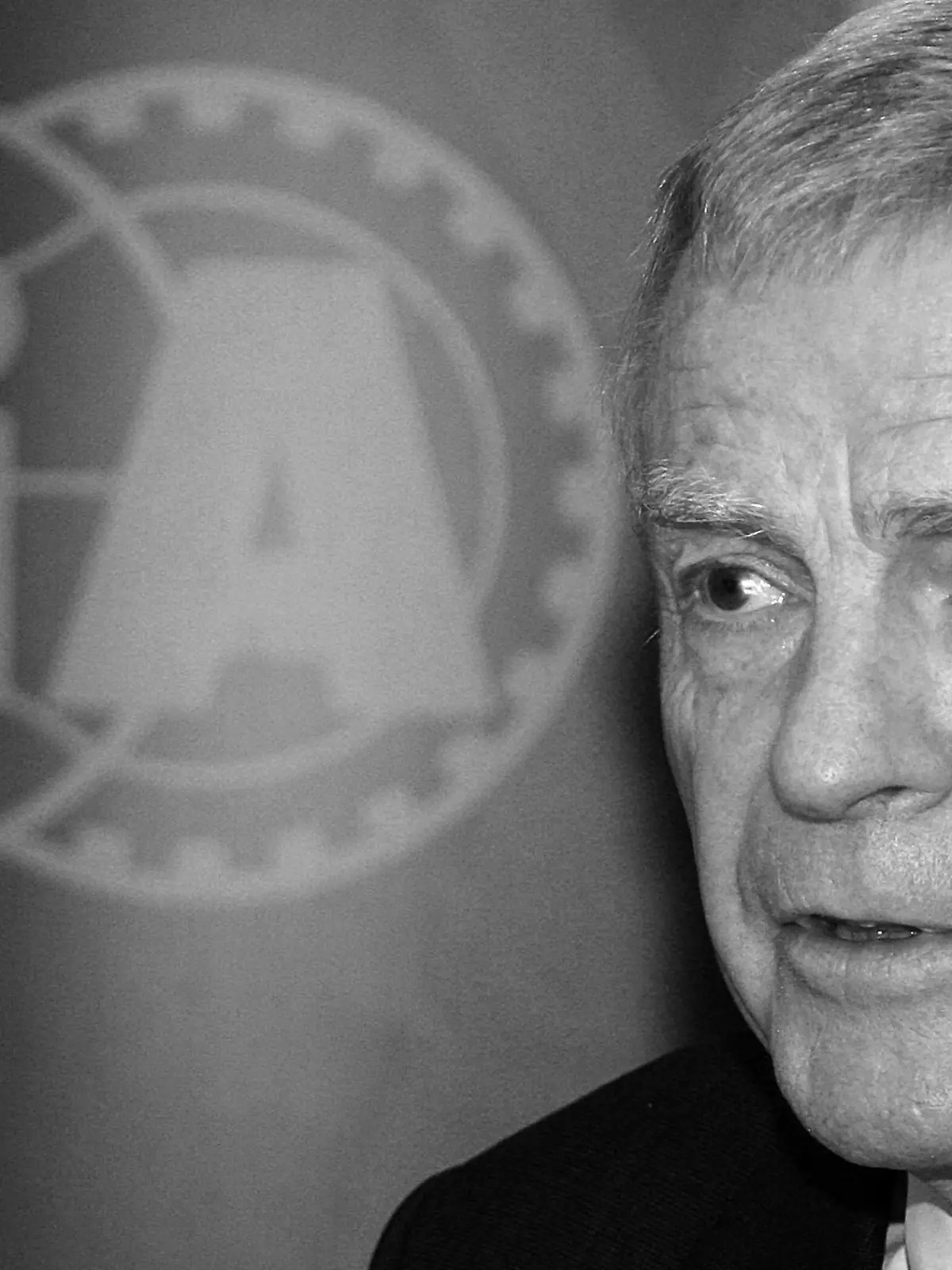 ARCHIV - International Automobile Federation (FIA) President Max Mosley attends a meeting with Formula One's governing body in Paris, France on 24 June 2009. EPA/GARETH WATKINS / POOL MAXPPP OUT (zu dpa-Interview: «Max Mosley» vom 03.04.2015) +++(c) dpa - Bildfunk+++