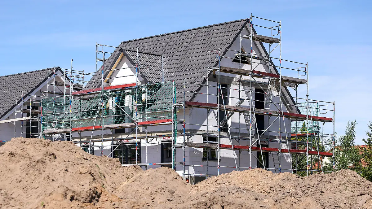 ARCHIV - 12.05.2022, Sachsen, Leipzig: Mehrere Einfamilienhäuser entstehen am Leipziger Stadtrand. Nach dem rapiden Anstieg der Bauzinsen sehen Experten eine Atempause für Bauherren und Immobilienkäufer. Nach einem Abwärtstrend zuletzt rechnen sie damit, dass die Bauzinsen bis Jahresende nur relativ wenig steigen oder sich seitwärts bewegen (zu dpa «Nach starkem Anstieg: Experten sehen etwas Entspannung bei Bauzinsen ») Foto: Jan Woitas/dpa +++ dpa-Bildfunk +++
