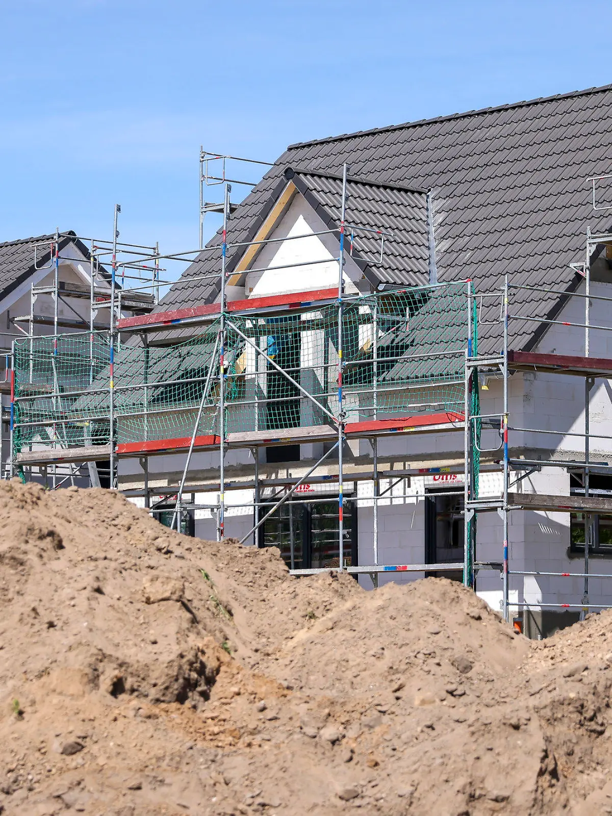 ARCHIV - 12.05.2022, Sachsen, Leipzig: Mehrere Einfamilienhäuser entstehen am Leipziger Stadtrand. Nach dem rapiden Anstieg der Bauzinsen sehen Experten eine Atempause für Bauherren und Immobilienkäufer. Nach einem Abwärtstrend zuletzt rechnen sie damit, dass die Bauzinsen bis Jahresende nur relativ wenig steigen oder sich seitwärts bewegen (zu dpa «Nach starkem Anstieg: Experten sehen etwas Entspannung bei Bauzinsen ») Foto: Jan Woitas/dpa +++ dpa-Bildfunk +++