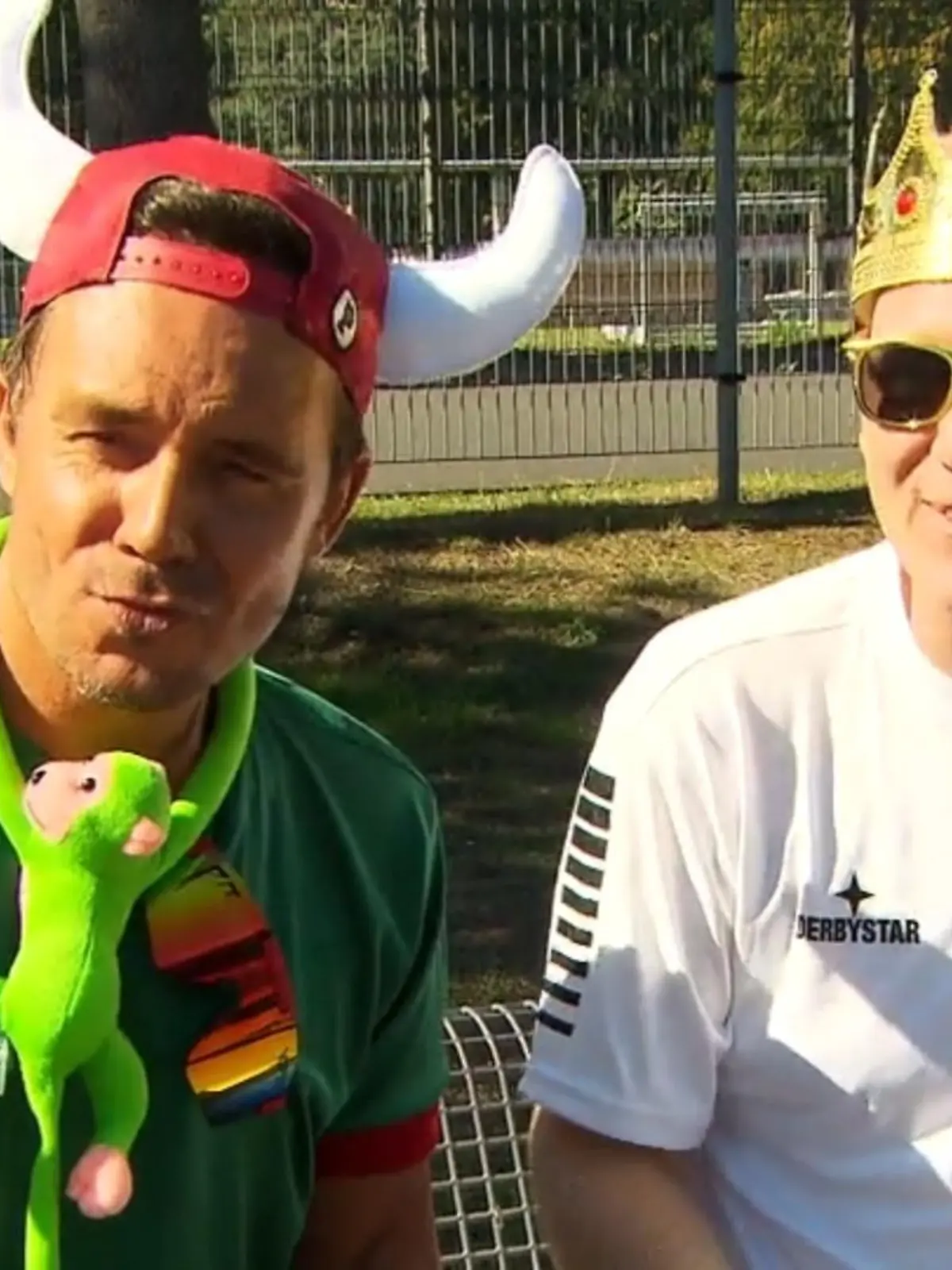 Da haben sich Ballermann-Star Lorenz Büffel und Youtuber Jens „Knossi“ Knossalla aber mächtig was vorgenommen: einen Hit für die Fußball-WM in Katar. Und es soll nicht irgendein Hit sein, sondern ein Sauf-Hit. Und das für ein Sport-Event in einem muslimischen Land, in dem Bier per se nicht erlaubt ist. Es könnte wohl bessere Voraussetzungen für einen Hit geben. Doch davon mal abgesehen: Wie sehen die Deutschen die Hit-Chancen für „Trinken ist auch Sport“? Wir haben bei der wohl härtesten Jury nachgefragt, wenn es um Sauf-Songs geht – Party-Urlauber am Ballermann. Was sagen die: Top oder doch eher Flop? Die Reaktionen und wie die zwei Songwriter ihre eigenen Chancen einschätzen, erfahren Sie im Video.
