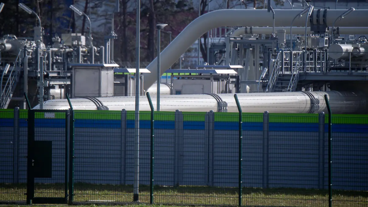 ARCHIV - 22.02.2022, Mecklenburg-Vorpommern, Lubmin: Die Anlagen der Gasempfangsstation der Ostseepipeline Nord Stream 2 sind durch hohe Zäune und einen Sichtschutz gesichert. Durch die Pipeline Nord Stream 2 wird nach Ansicht von Niedersachsens Ministerpräsident Stephan Weil nie Gas von Russland nach Deutschland fließen - auch nicht nach einem Ende der Ära von Präsident Wladimir Putin. (zu dpa: «Ministerpräsident Weil: «Nord Stream 2 wird nie in Betrieb gehen»») Foto: Stefan Sauer/dpa +++ dpa-Bildfunk +++