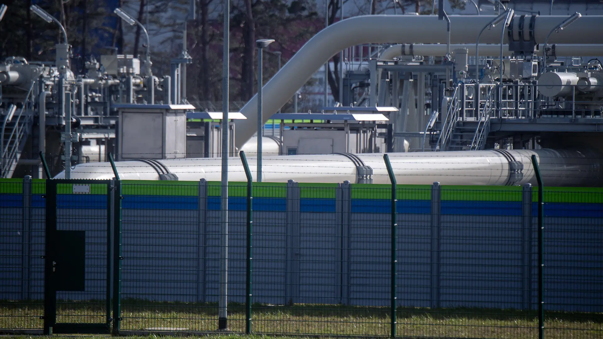 ARCHIV - 22.02.2022, Mecklenburg-Vorpommern, Lubmin: Die Anlagen der Gasempfangsstation der Ostseepipeline Nord Stream 2 sind durch hohe Zäune und einen Sichtschutz gesichert. Durch die Pipeline Nord Stream 2 wird nach Ansicht von Niedersachsens Ministerpräsident Stephan Weil nie Gas von Russland nach Deutschland fließen - auch nicht nach einem Ende der Ära von Präsident Wladimir Putin. (zu dpa: «Ministerpräsident Weil: «Nord Stream 2 wird nie in Betrieb gehen»») Foto: Stefan Sauer/dpa +++ dpa-Bildfunk +++