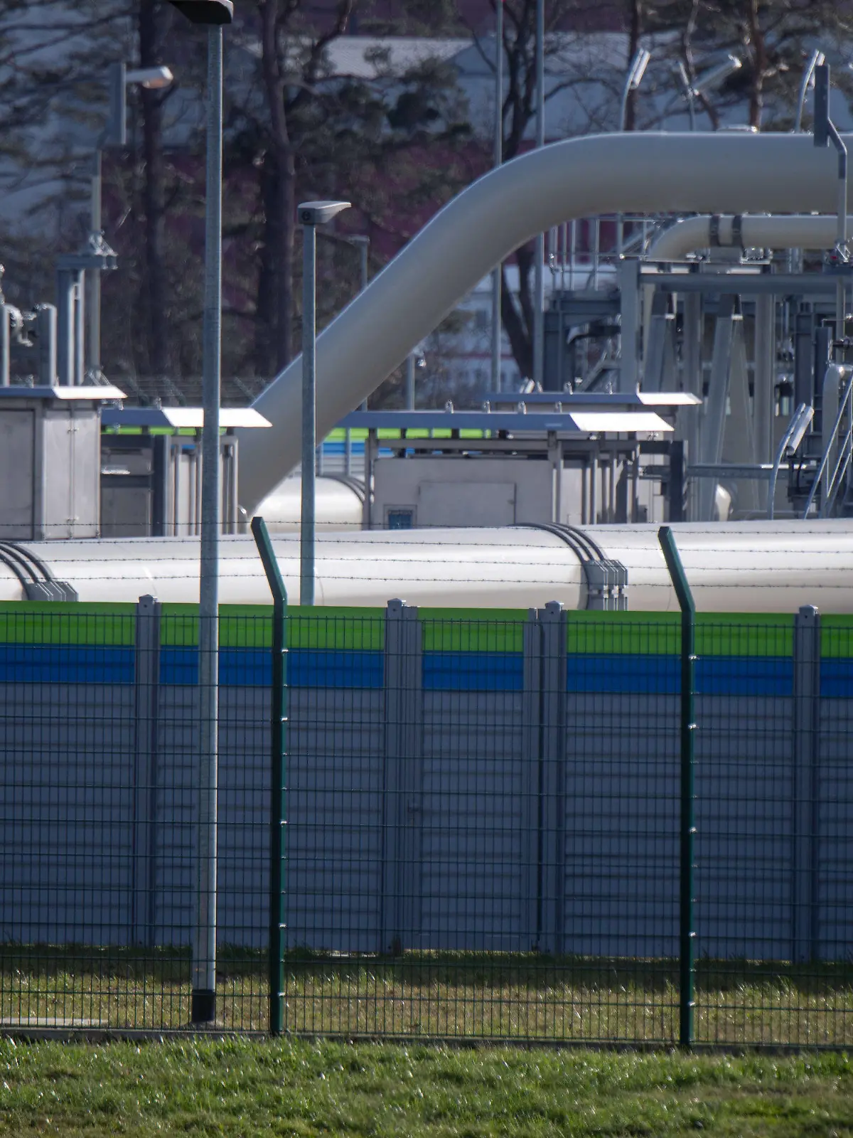 ARCHIV - 22.02.2022, Mecklenburg-Vorpommern, Lubmin: Die Anlagen der Gasempfangsstation der Ostseepipeline Nord Stream 2 sind durch hohe Zäune und einen Sichtschutz gesichert. Durch die Pipeline Nord Stream 2 wird nach Ansicht von Niedersachsens Ministerpräsident Stephan Weil nie Gas von Russland nach Deutschland fließen - auch nicht nach einem Ende der Ära von Präsident Wladimir Putin. (zu dpa: «Ministerpräsident Weil: «Nord Stream 2 wird nie in Betrieb gehen»») Foto: Stefan Sauer/dpa +++ dpa-Bildfunk +++