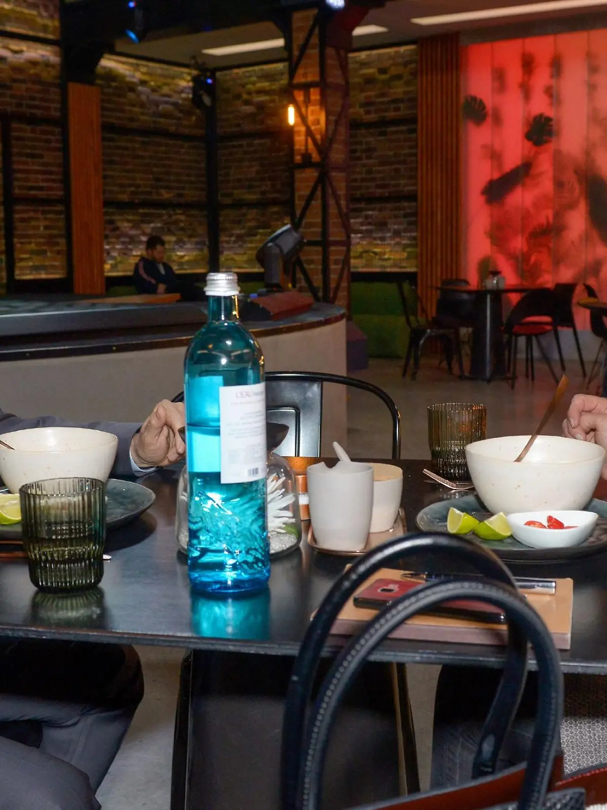 Gerner (Wolfgang Bahro) und Katrin (Ulrike Frank) haben mit dem scharfen Essen im Mauerwerk zu kämpfen.

Die Verwendung des sendungsbezogenen Materials ist nur mit dem Hinweis und Verlinkung auf TVNOW gestattet.