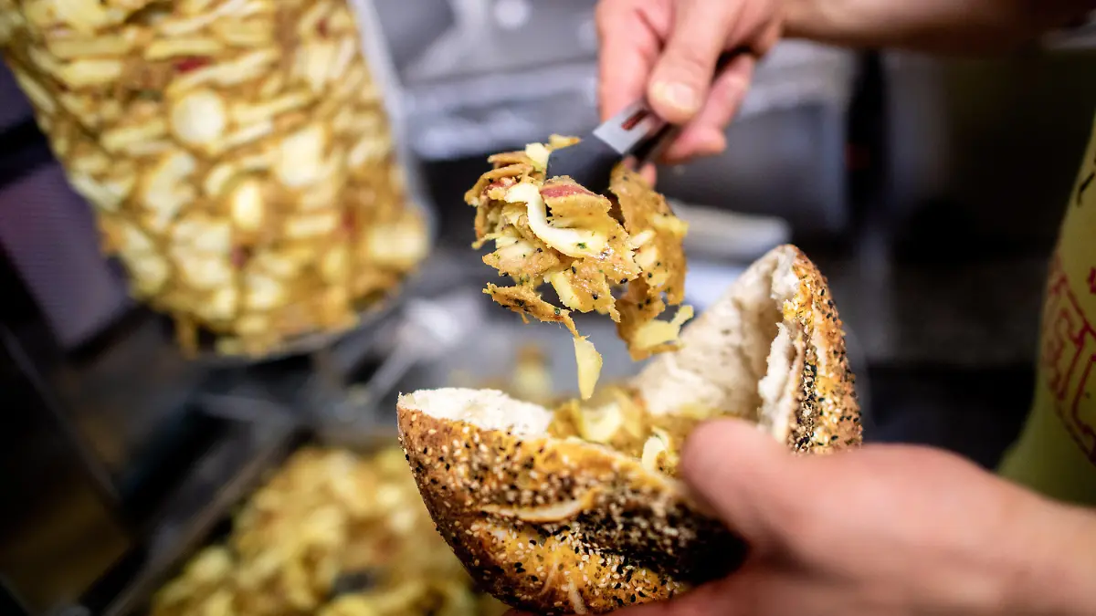 ARCHIV - 27.01.2022, Niedersachsen, Oldenburg: Ein Kartoffeldöner mit Fleisch und Kartoffeln wird zubereitet. Die Auswirkungen einer Tierwohlabgabe auf den ohnehin schon stark gestiegenen Döner-Preis war am Donnerstag auch Thema im Bundestag.  (zu dpa: «Döner-Preise und Tierwohlcent») Foto: Hauke-Christian Dittrich/dpa +++ dpa-Bildfunk +++