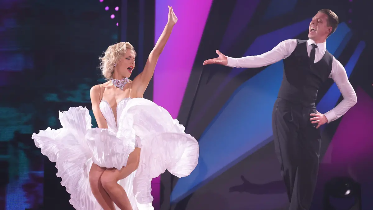 28.05.2021, Nordrhein-Westfalen, Köln: Valentina Pahde und Valentin Lusin tanzen im Finale der 14. Staffel der RTL Tanzshow "Let's Dance" eine Mischung aus Slowfox, Quickstep und Charleston zu Marilyn Monroes Songs "I Wanna Be Loved By You". Foto: Andreas Renz/Getty/POOL/dpa +++ dpa-Bildfunk +++
