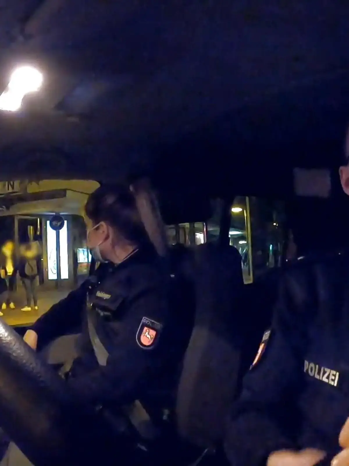 Alle freuen sich gerade, dass durch die sinkenden Coronazahlen fast überall die Beschränkungen aufgehoben werden. Viele übertreiben es aber leider auch und rasten vor Freude so aus, dass die Polizei einen Einsatz nach dem anderen hat. Wir haben das in Hannover hautnah miterlebt.