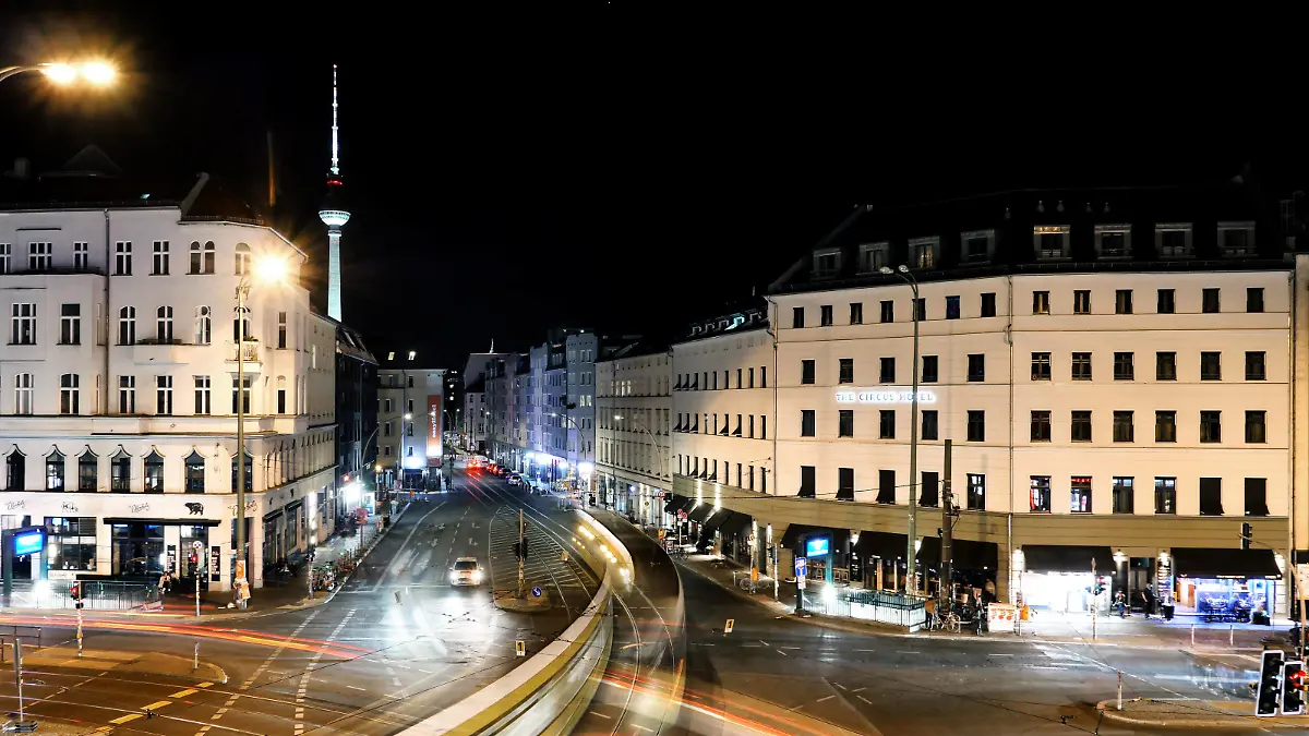 30.08.2022, Berlin - Deutschland. Blick auf den Rosenthaler Platz bei Nacht. *** 30 08 2022, Berlin Germany view of Rosenthaler Platz at night 