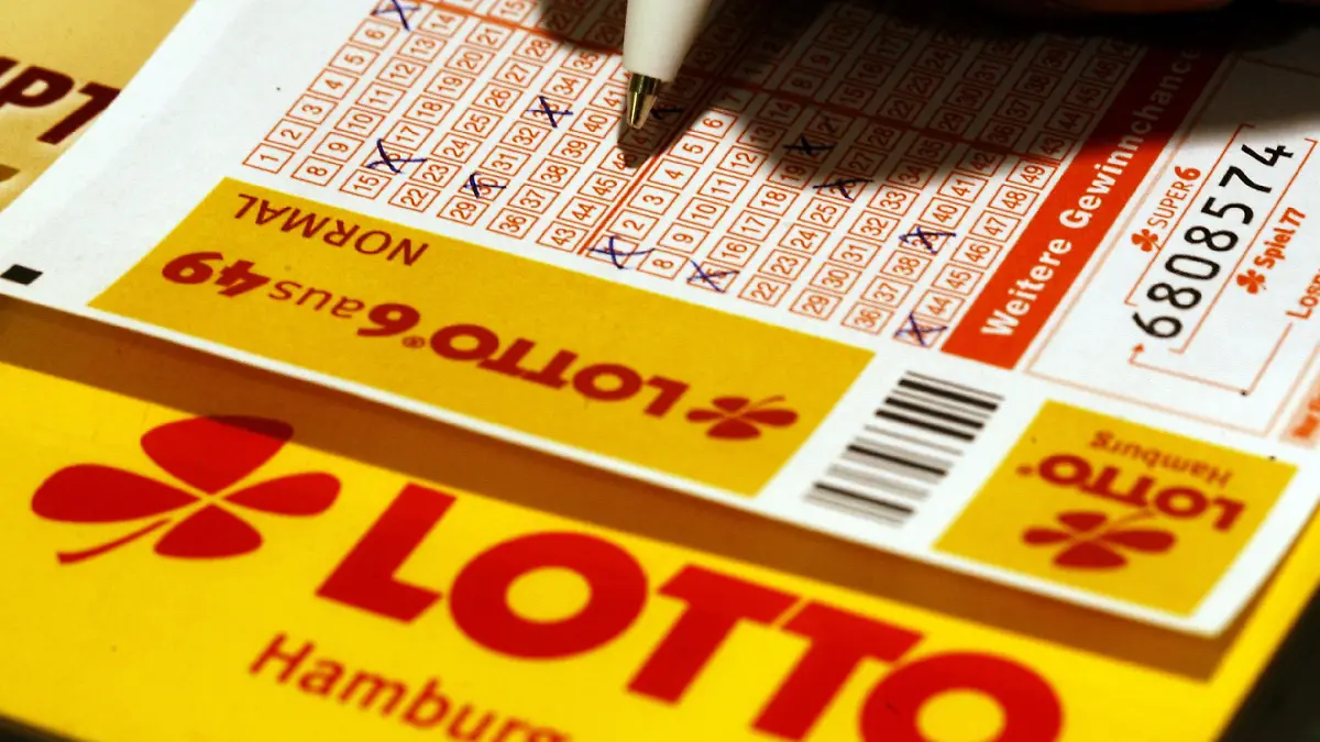 Ein Lottospieler füllt am Dienstag (27.11.2007) in Hamburg seinen Schein aus. Das Lotto-Fieber hält an. 30 Millionen Euro im Jackpot locken wieder Spieler in die Annahmestellen. Die Staatlichen Toto-Lotto GmbH Baden-Württemberg schätzte, dass die Deutschen in diesen Tagen insgesamt 75 Millionen Euro einsetzen, um am Mittwochabend den bislang zweitgrößten Jackpot der Lottogeschichte zu knacken. Sollte wieder keiner die richtigen Zahlen ankreuzen, gehe es am Samstag um den größten deutschen Jackpot aller Zeiten. Foto: Maurizio Gambarini dpa/lno +++(c) dpa - Bildfunk+++