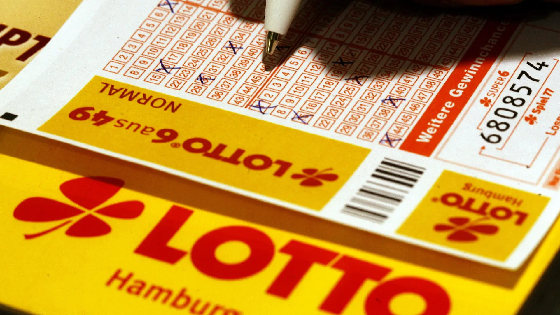 Ein Lottospieler füllt am Dienstag (27.11.2007) in Hamburg seinen Schein aus. Das Lotto-Fieber hält an. 30 Millionen Euro im Jackpot locken wieder Spieler in die Annahmestellen. Die Staatlichen Toto-Lotto GmbH Baden-Württemberg schätzte, dass die Deutschen in diesen Tagen insgesamt 75 Millionen Euro einsetzen, um am Mittwochabend den bislang zweitgrößten Jackpot der Lottogeschichte zu knacken. Sollte wieder keiner die richtigen Zahlen ankreuzen, gehe es am Samstag um den größten deutschen Jackpot aller Zeiten. Foto: Maurizio Gambarini dpa/lno +++(c) dpa - Bildfunk+++