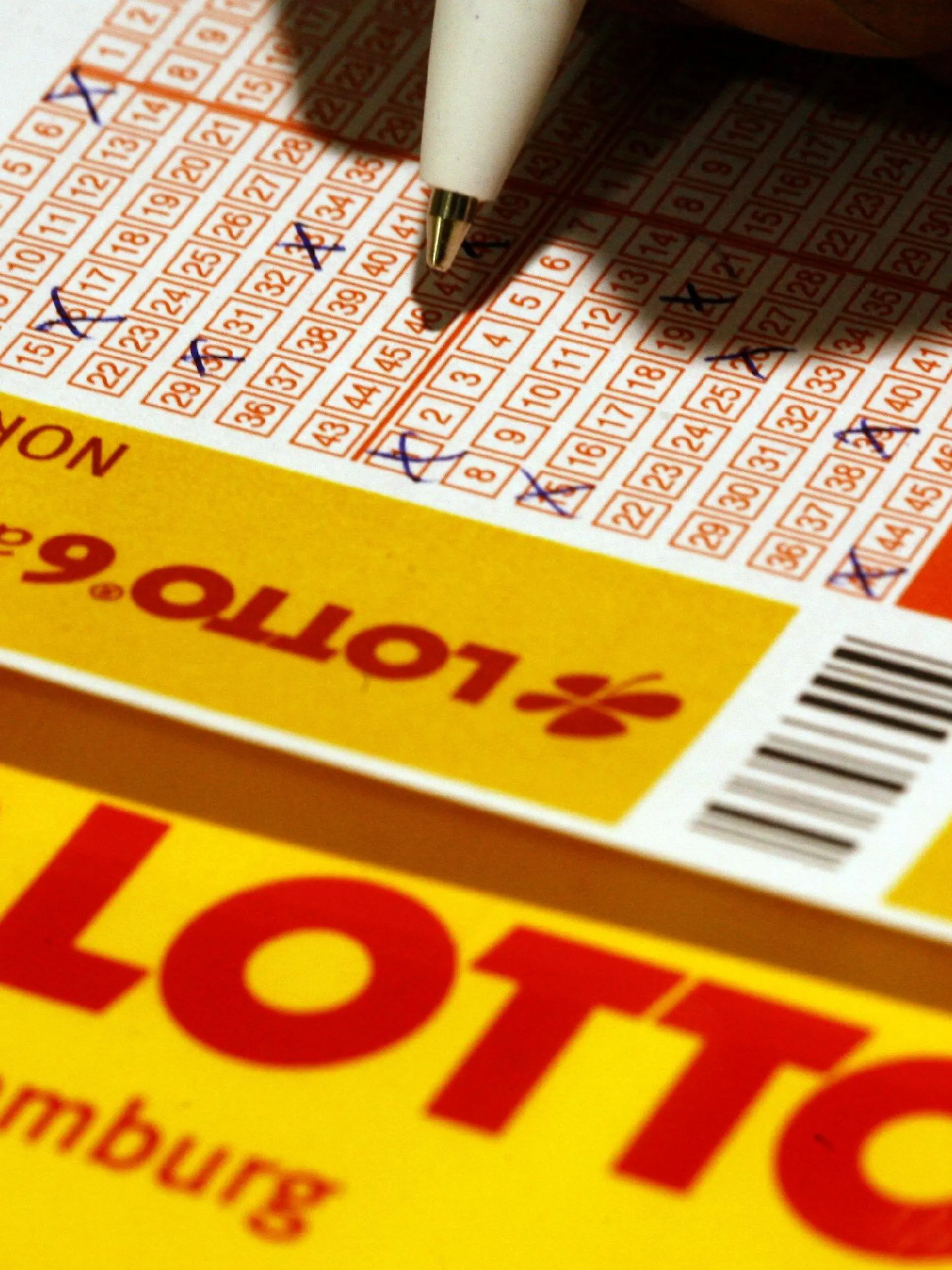 Ein Lottospieler füllt am Dienstag (27.11.2007) in Hamburg seinen Schein aus. Das Lotto-Fieber hält an. 30 Millionen Euro im Jackpot locken wieder Spieler in die Annahmestellen. Die Staatlichen Toto-Lotto GmbH Baden-Württemberg schätzte, dass die Deutschen in diesen Tagen insgesamt 75 Millionen Euro einsetzen, um am Mittwochabend den bislang zweitgrößten Jackpot der Lottogeschichte zu knacken. Sollte wieder keiner die richtigen Zahlen ankreuzen, gehe es am Samstag um den größten deutschen Jackpot aller Zeiten. Foto: Maurizio Gambarini dpa/lno +++(c) dpa - Bildfunk+++