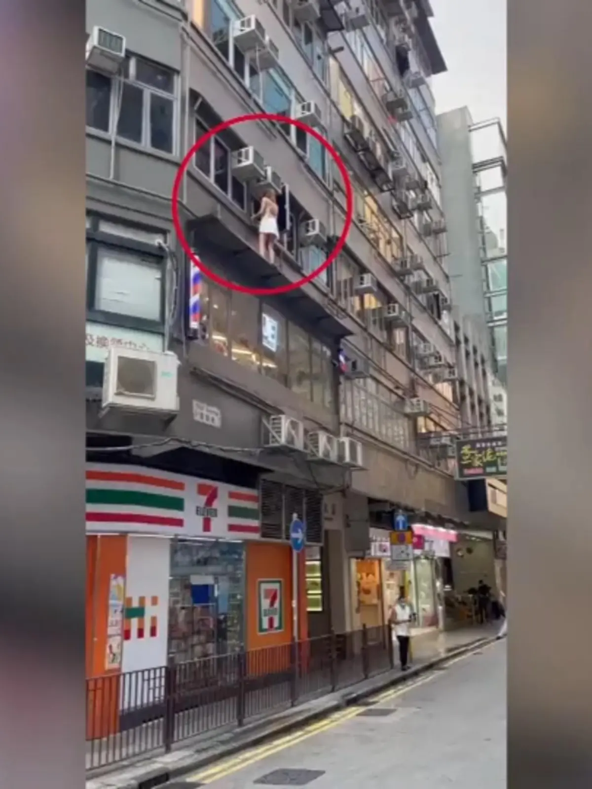 Spektakuläre Flucht – ab durchs Fenster und an der Fassade entlang. Bei einer Razzia in Hongkong gegen illegale Prostitution ist eine Transperson aus dem Fenster eines Hochhauses nach unten geklettert. Laut Angaben der Polizei soll es sich dabei um eine Thailänderin handeln. 
An Wasserleitungen, Schildern und Klimaanlagen bahnt sie sich einen Weg auf die Straße, um den Behörden zu entgehen. Geklappt hat es nicht, kurze Zeit später ist die Person von den Beamten aufgegriffen worden.
Insgesamt sind bei der Razzia 32 Personen verhaftet worden. Organisierte Prostitution ist in Hongkong illegal.
