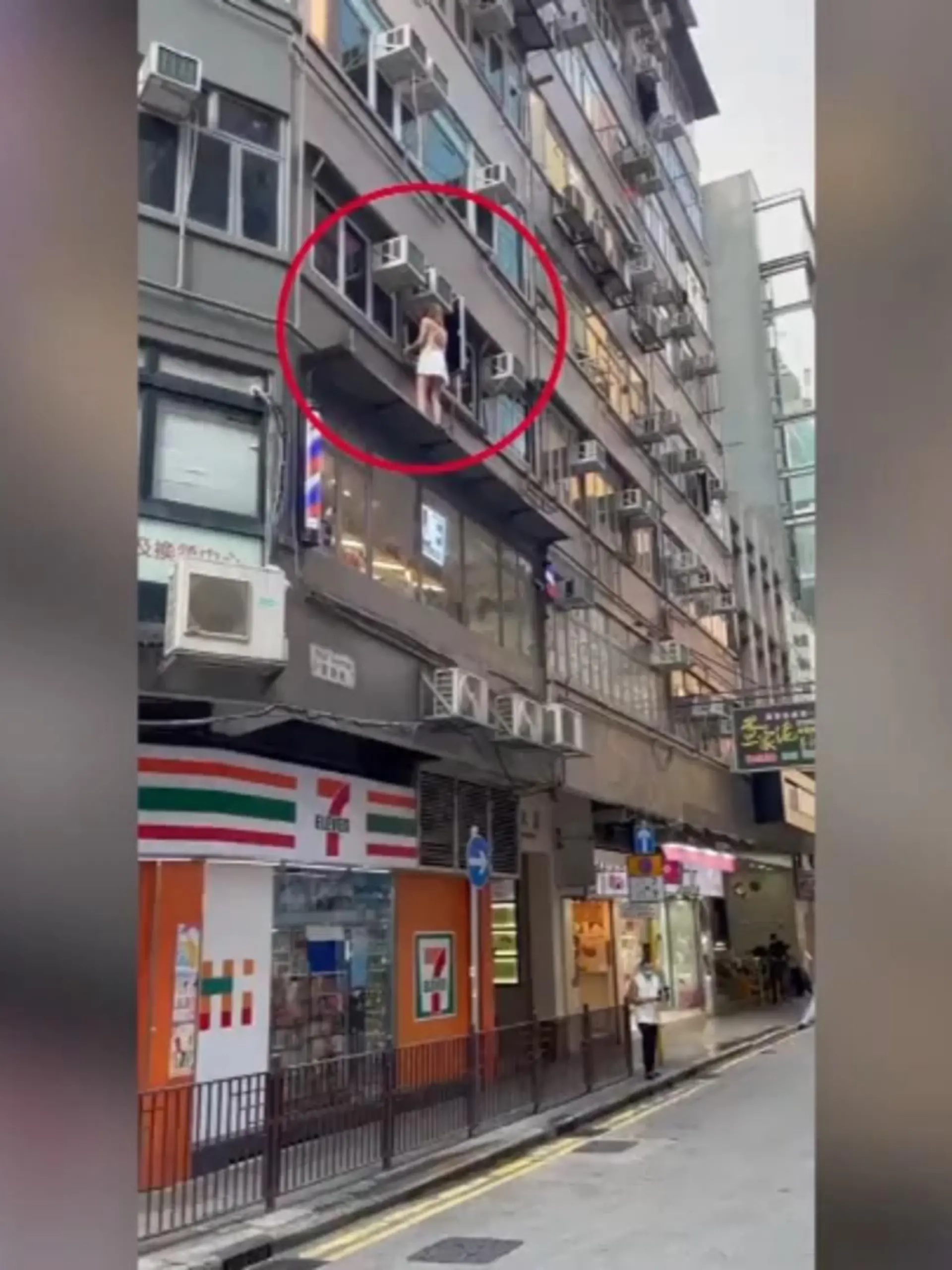 Spektakuläre Flucht – ab durchs Fenster und an der Fassade entlang. Bei einer Razzia in Hongkong gegen illegale Prostitution ist eine Transperson aus dem Fenster eines Hochhauses nach unten geklettert. Laut Angaben der Polizei soll es sich dabei um eine Thailänderin handeln. 
An Wasserleitungen, Schildern und Klimaanlagen bahnt sie sich einen Weg auf die Straße, um den Behörden zu entgehen. Geklappt hat es nicht, kurze Zeit später ist die Person von den Beamten aufgegriffen worden.
Insgesamt sind bei der Razzia 32 Personen verhaftet worden. Organisierte Prostitution ist in Hongkong illegal.